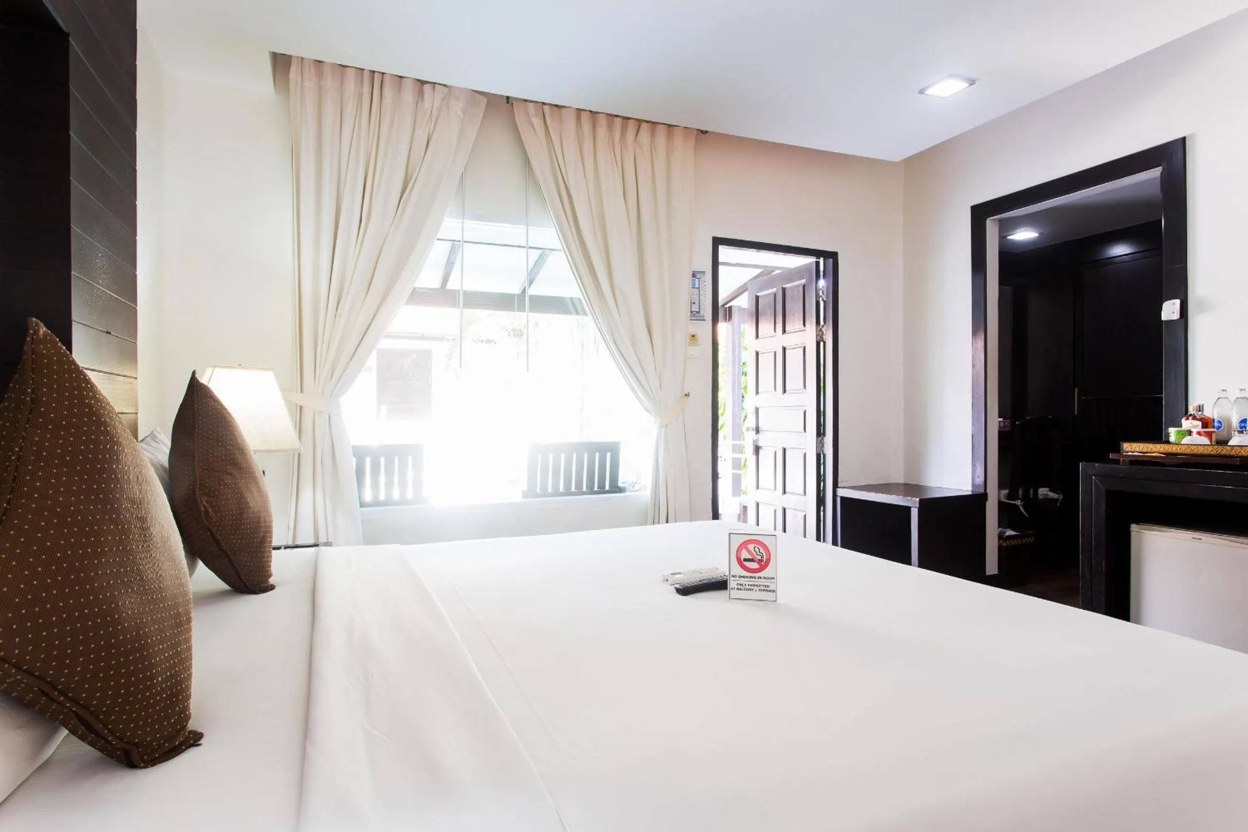 Photo of the whole room, Bed in Chaweng Cove Beach Resort