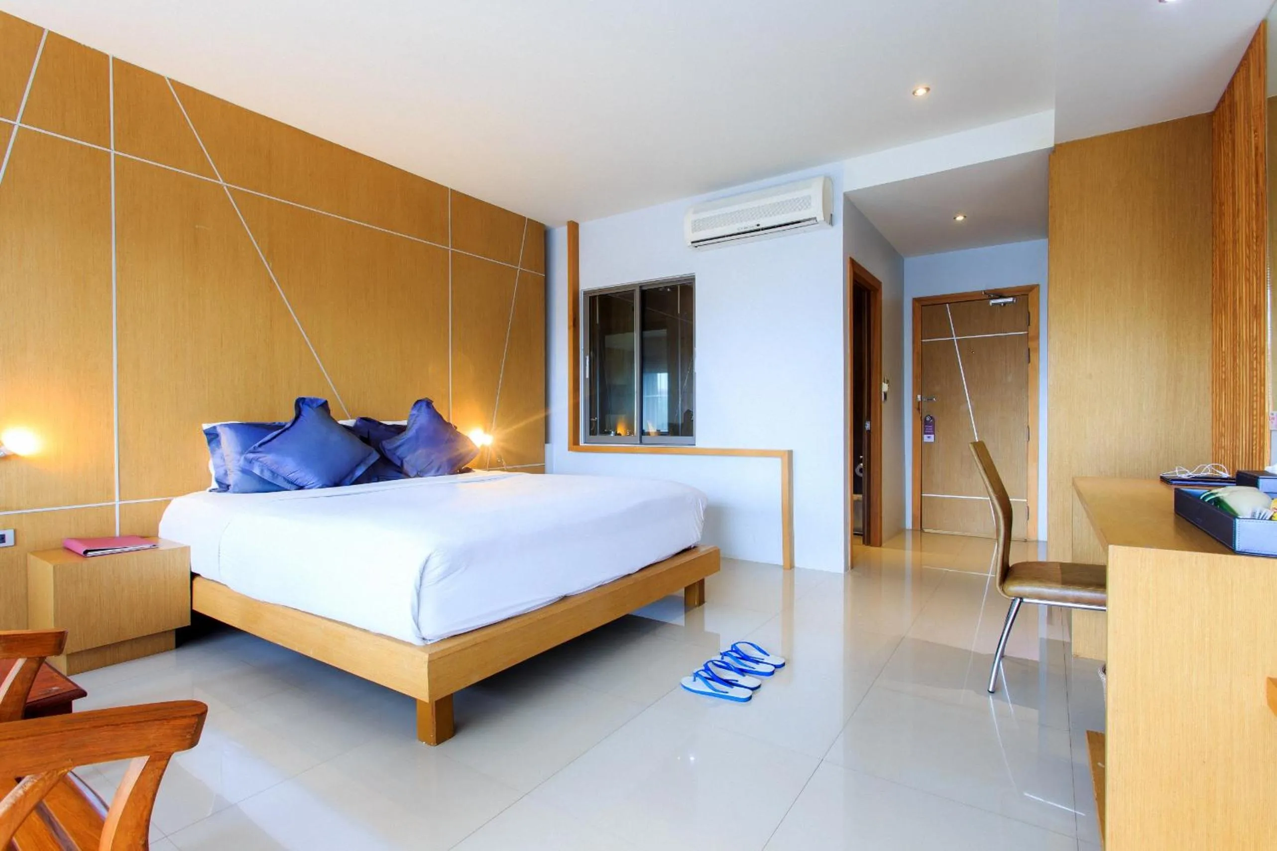 Photo of the whole room, Bed in Chaweng Cove Beach Resort
