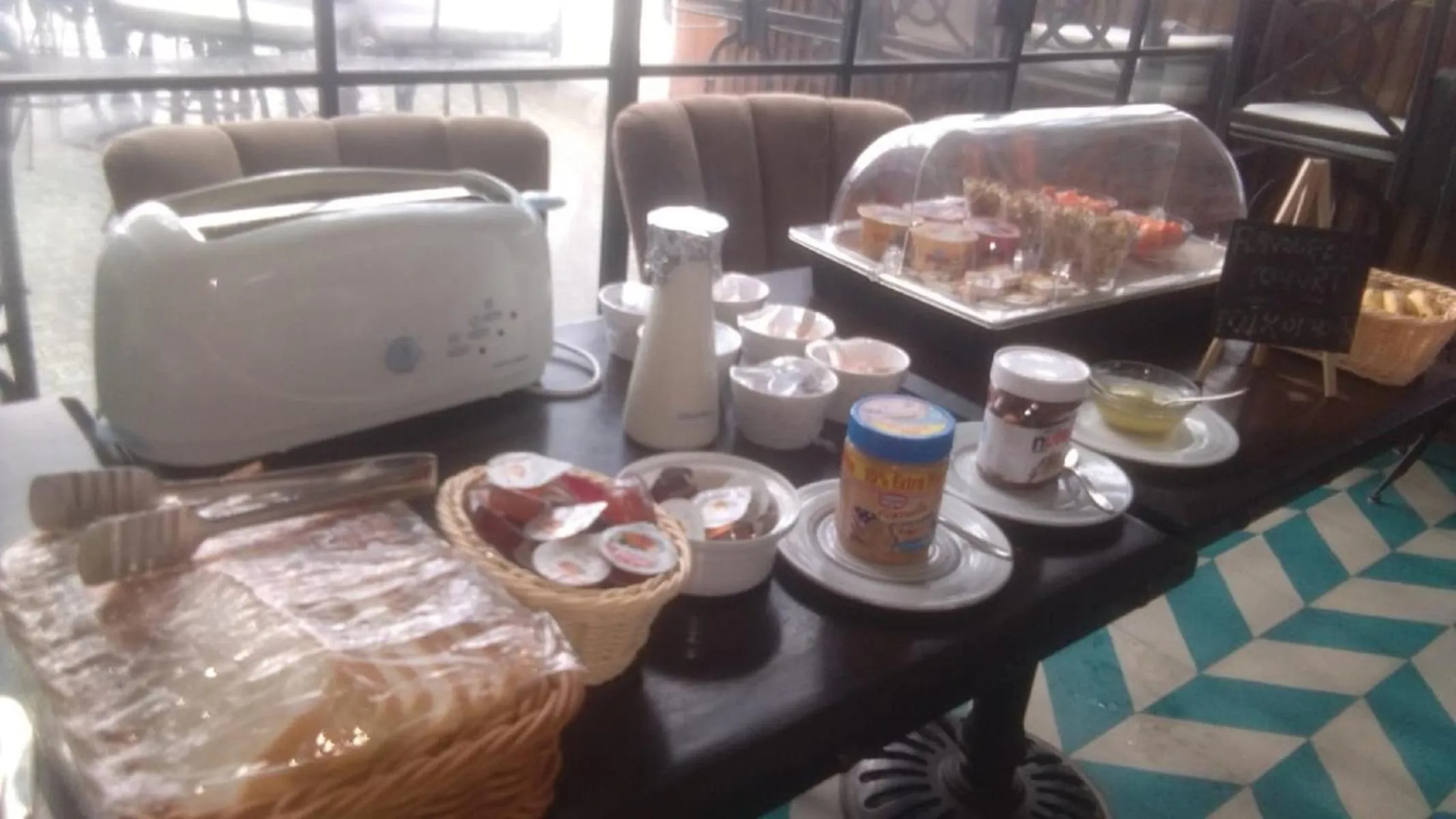 Buffet breakfast in Hotel Harbour View Colaba