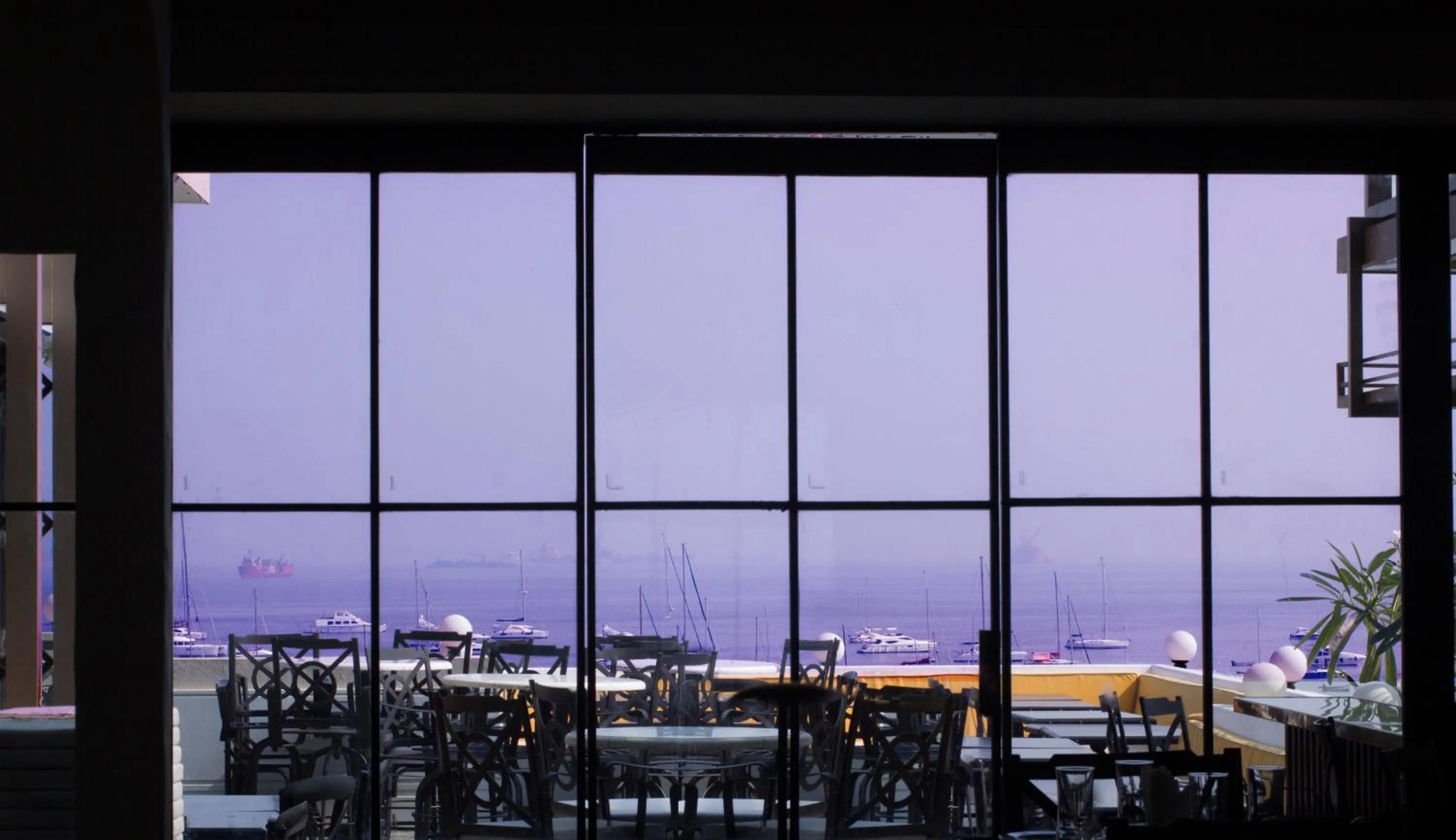 Restaurant/places to eat in Hotel Harbour View Colaba