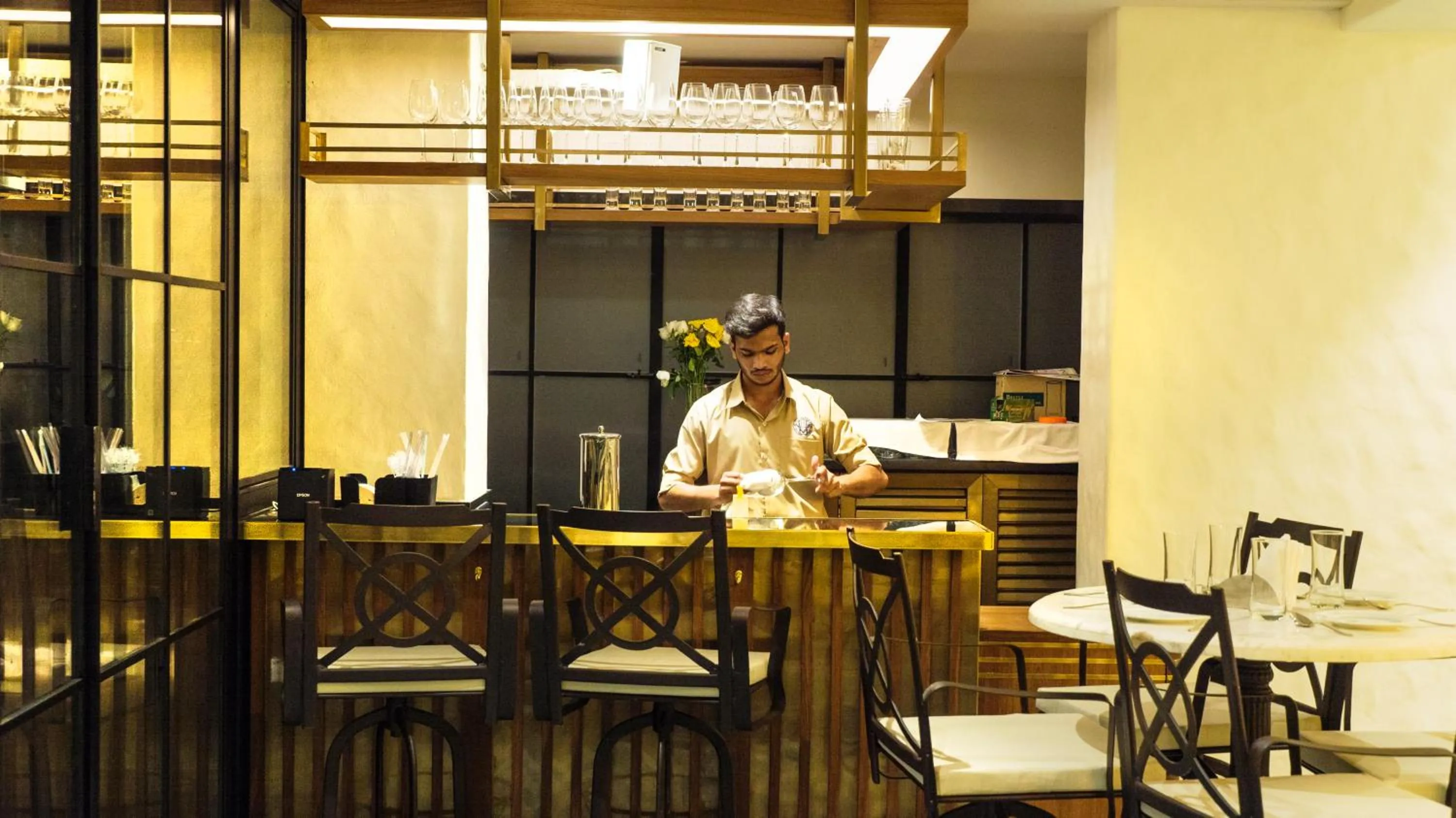 Restaurant/places to eat in Hotel Harbour View Colaba