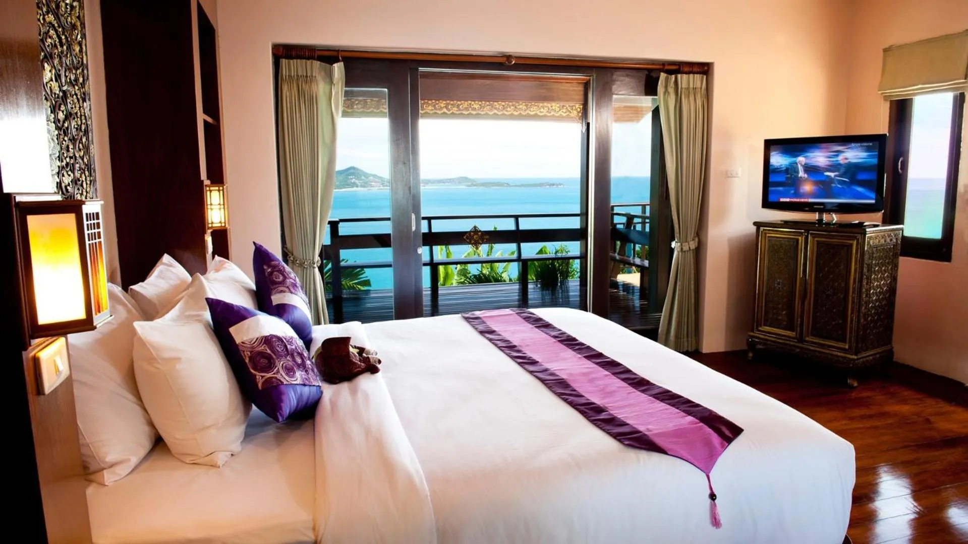 Bed in Sandalwood Luxury Villa Resort