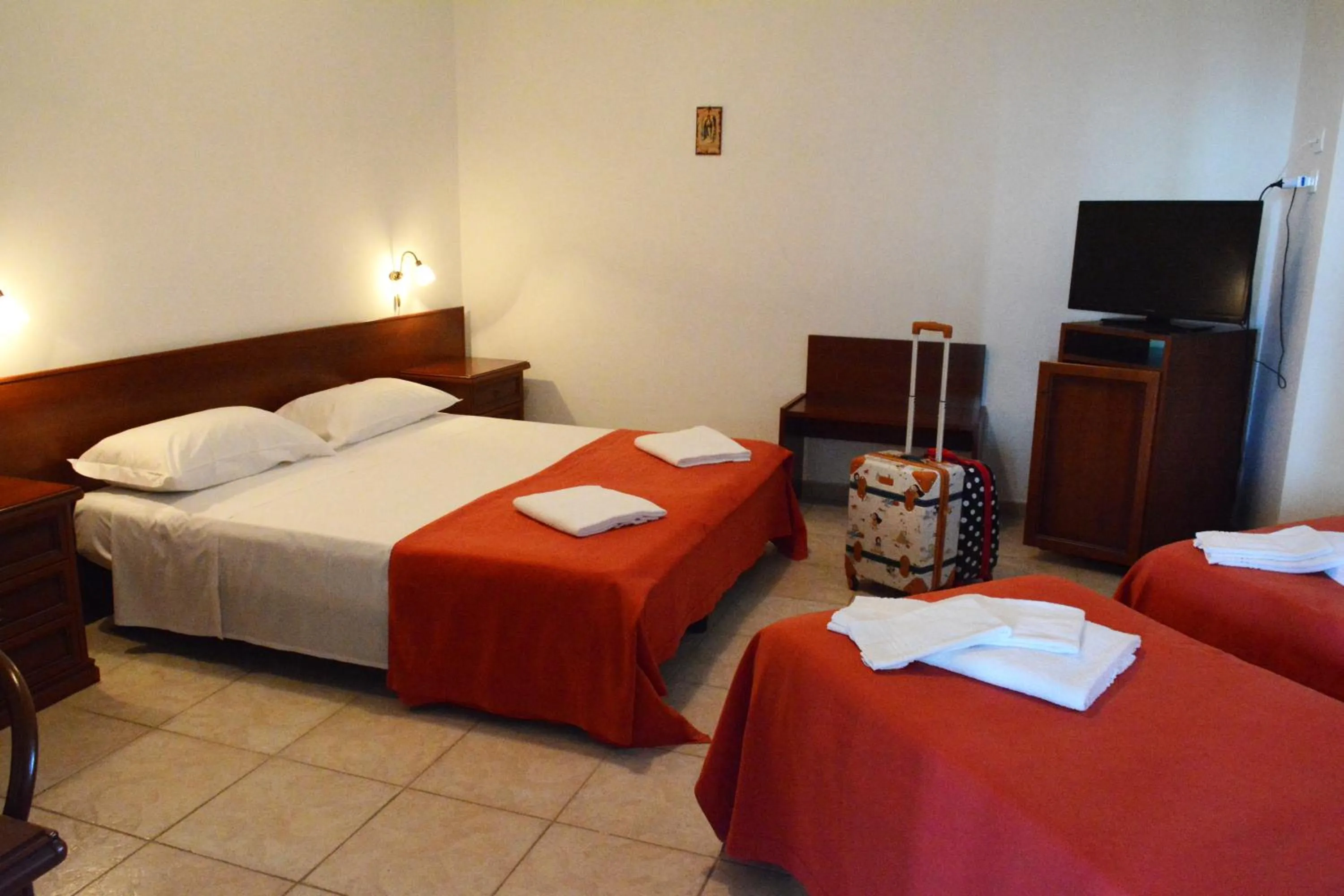 TV and multimedia, Bed in Castelvetere Hotel