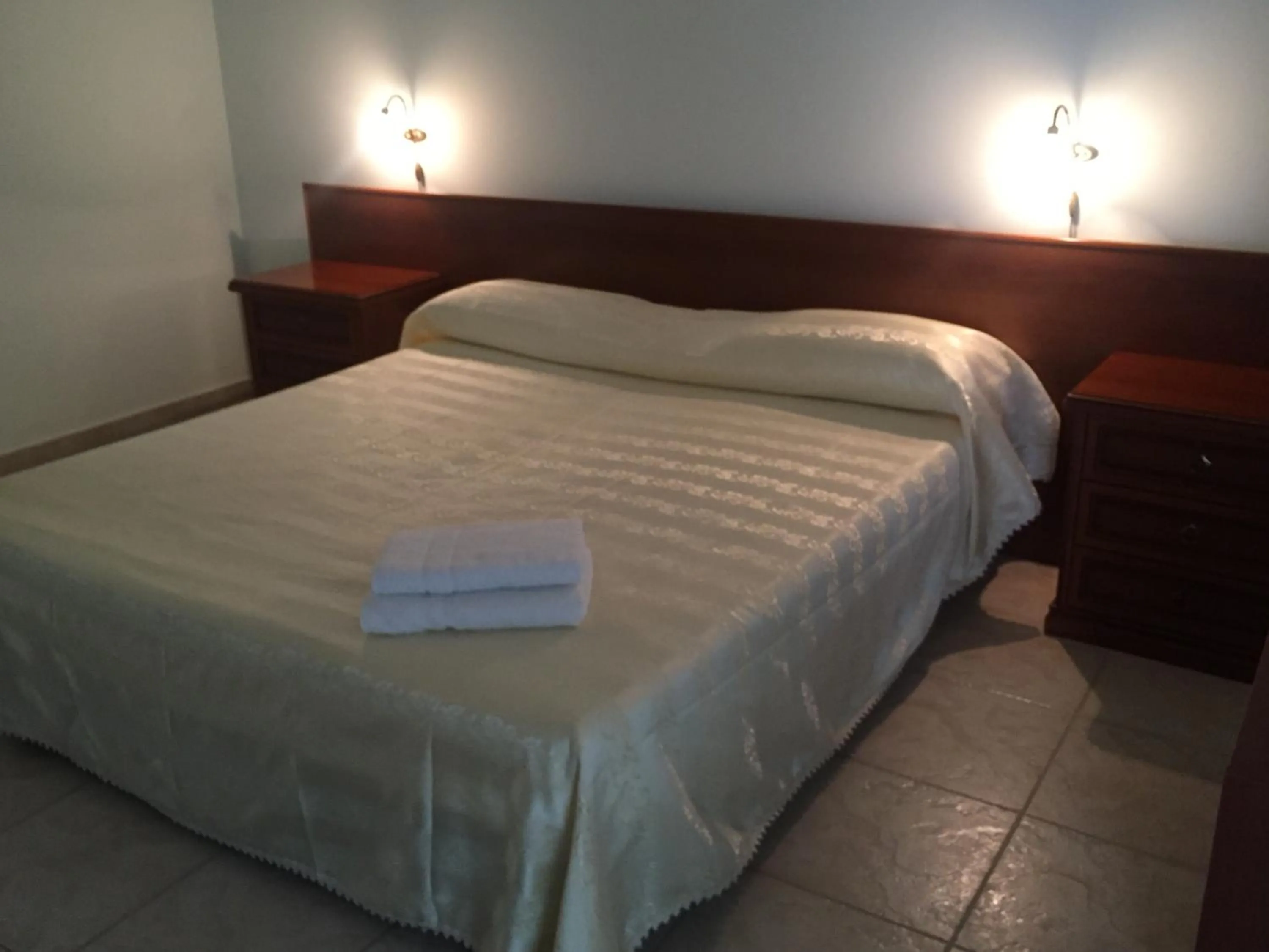 Property building, Bed in Castelvetere Hotel