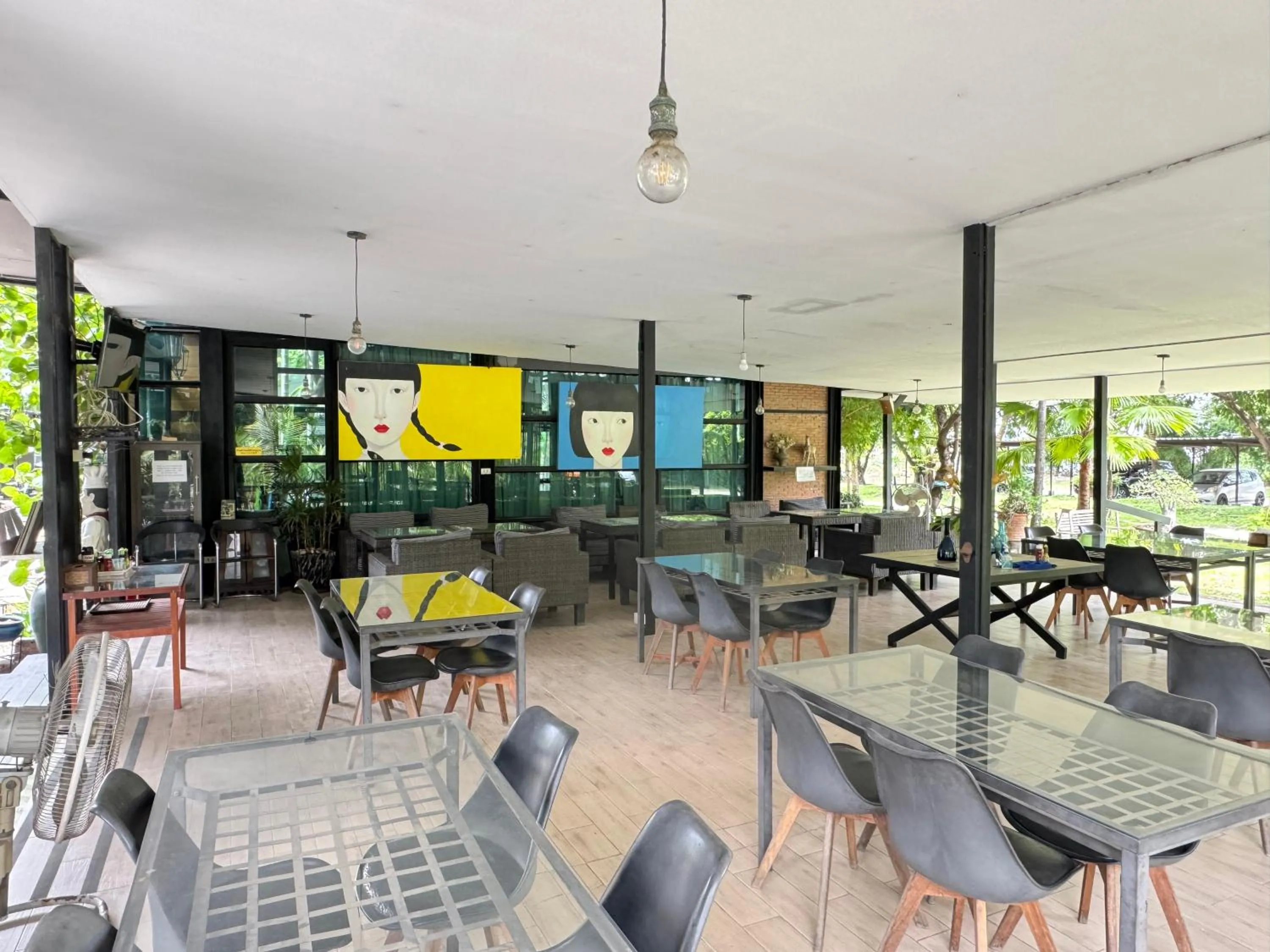 Restaurant/places to eat in Paragon Inn