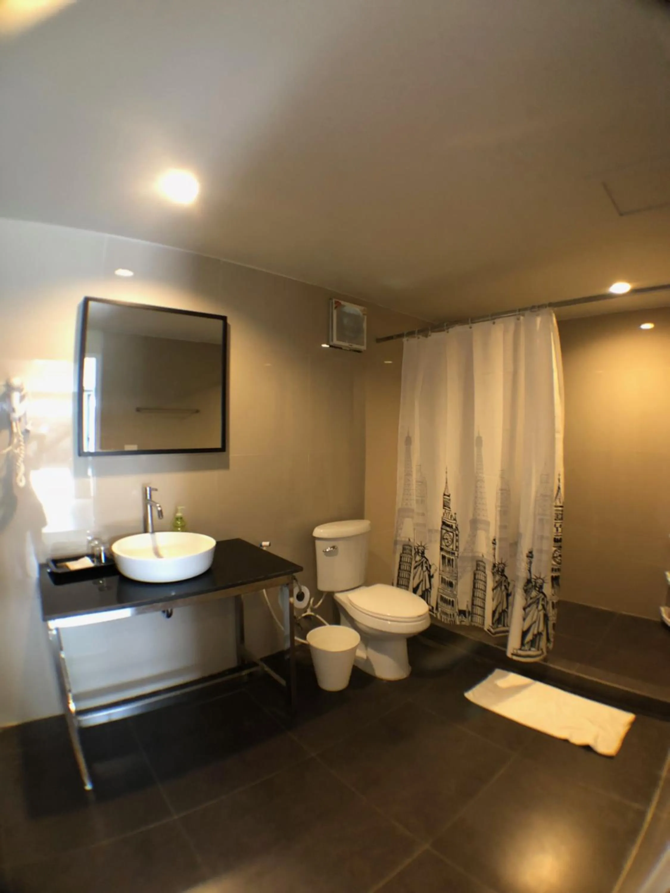 Bathroom in Paragon Inn