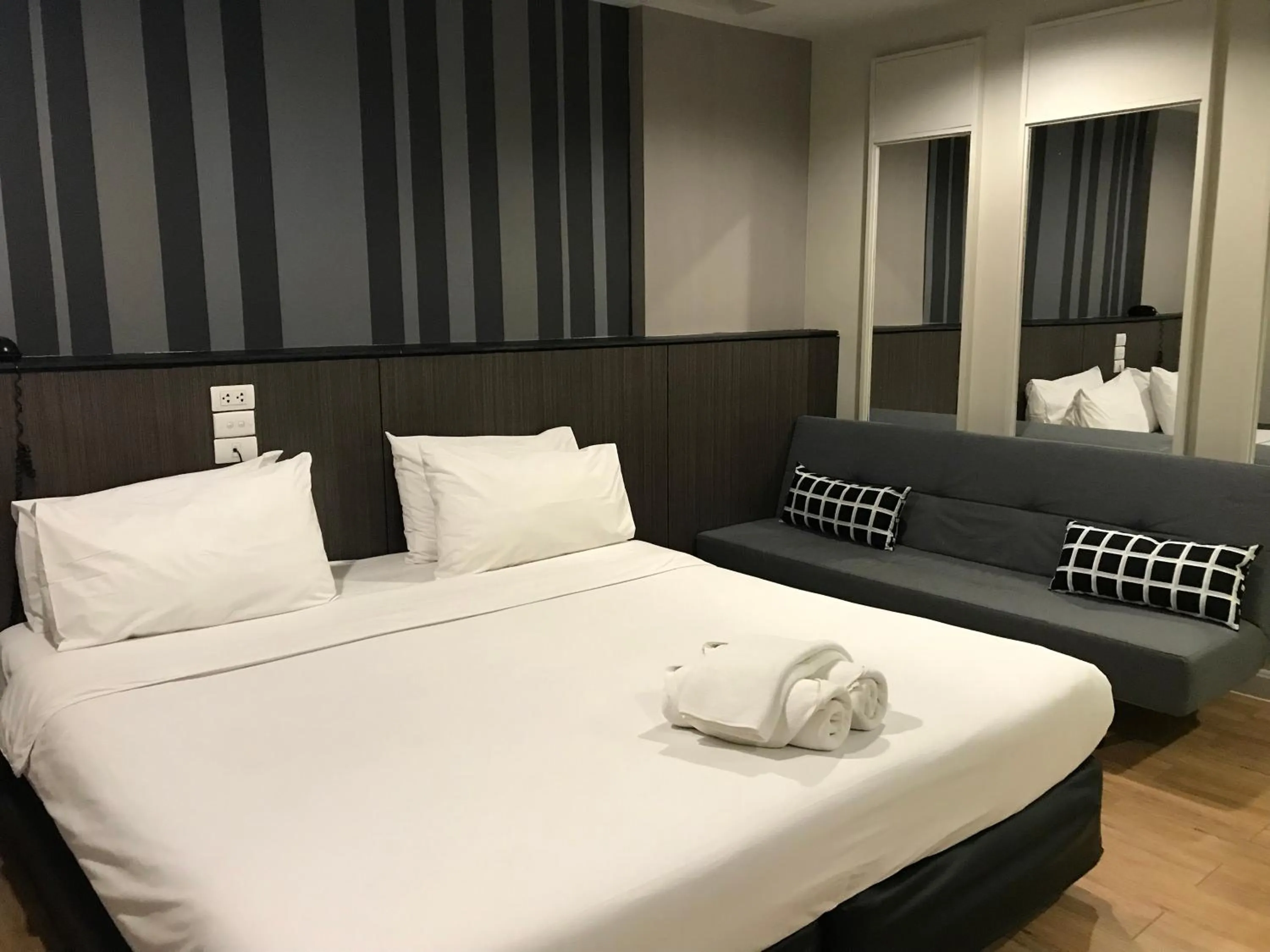 Bedroom, Bed in Paragon Inn