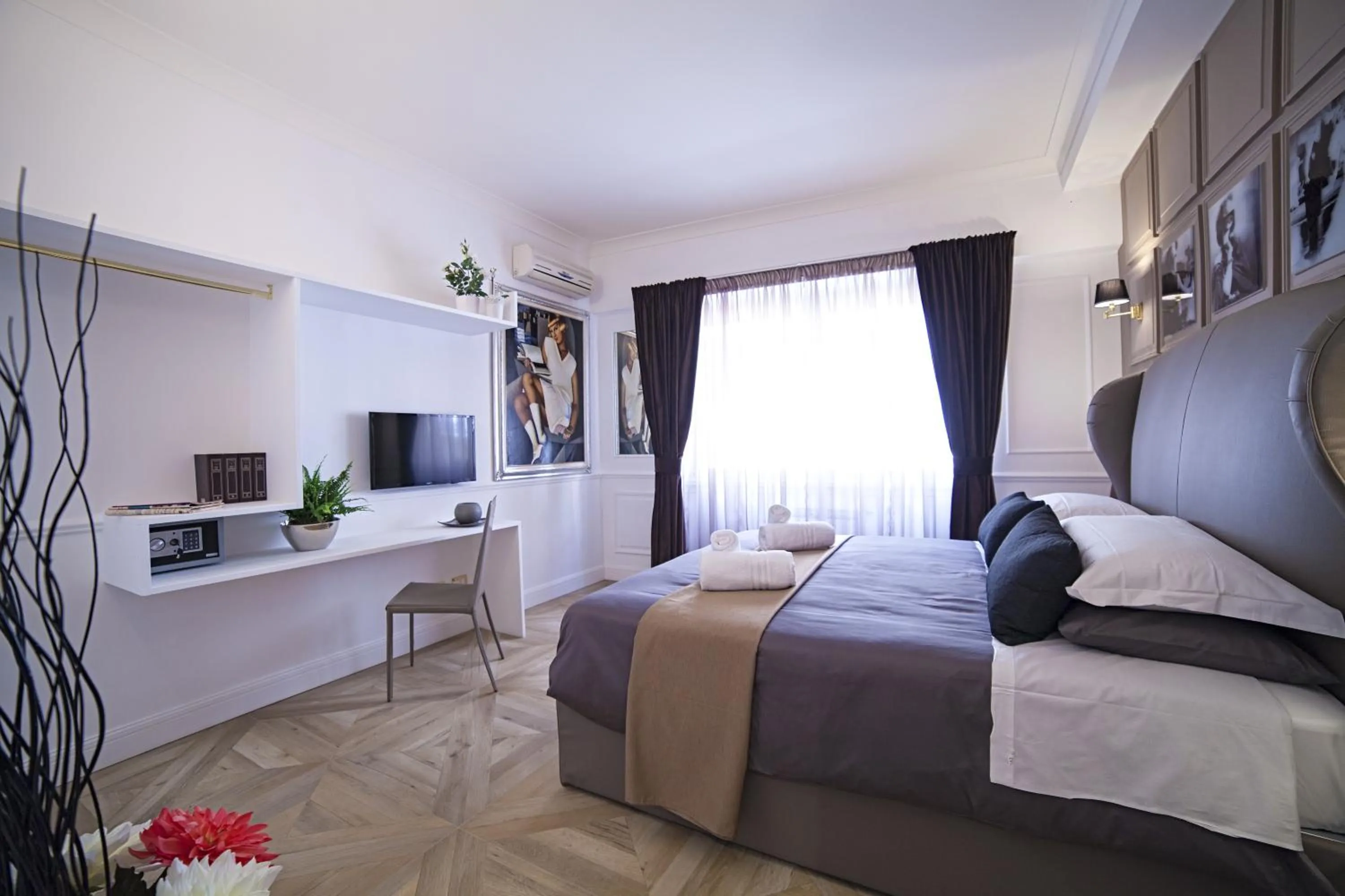 Photo of the whole room, Bed in Vatican Luxury Home