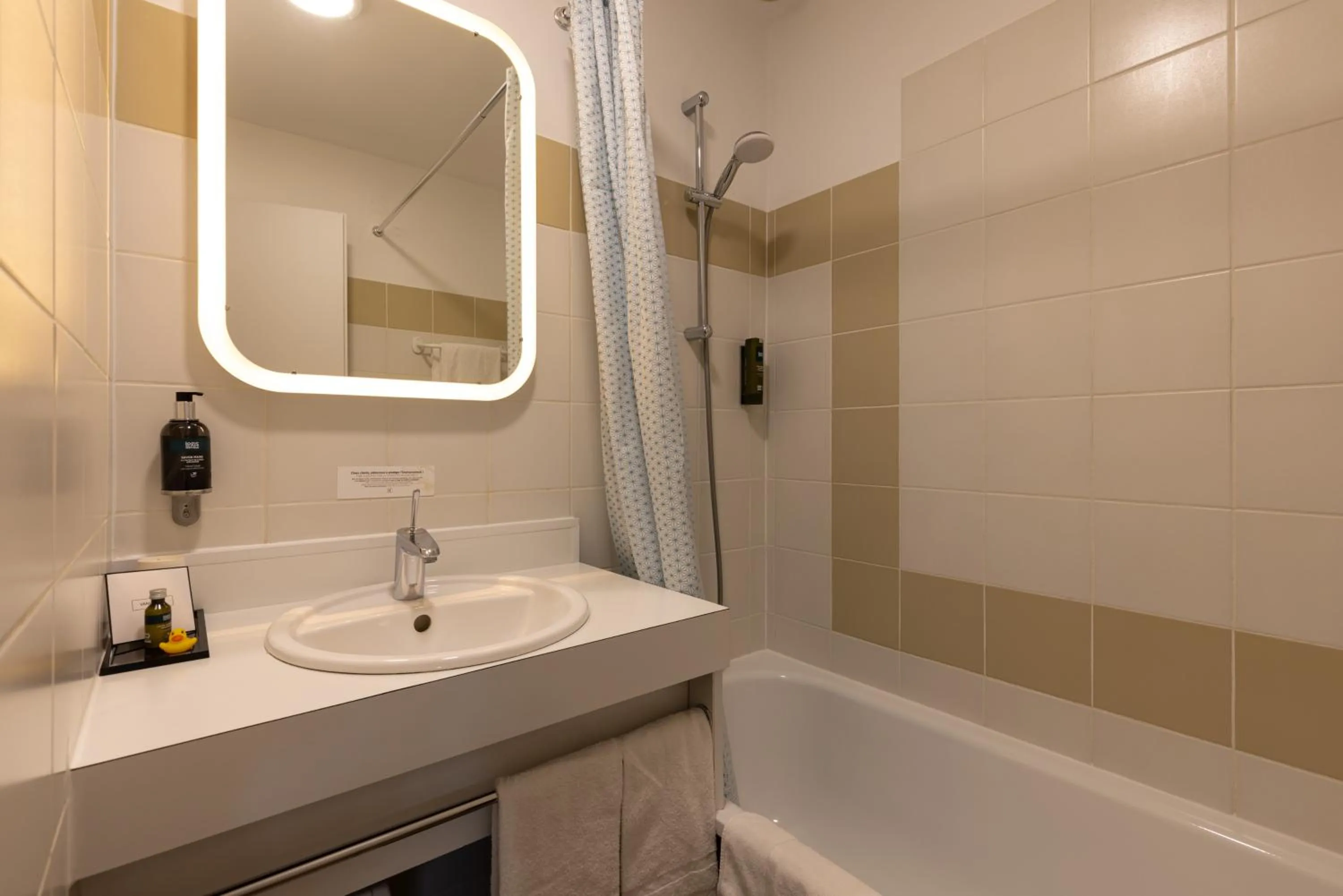 Bathroom in Pey La Tour - Logis Hôtels & Restaurant