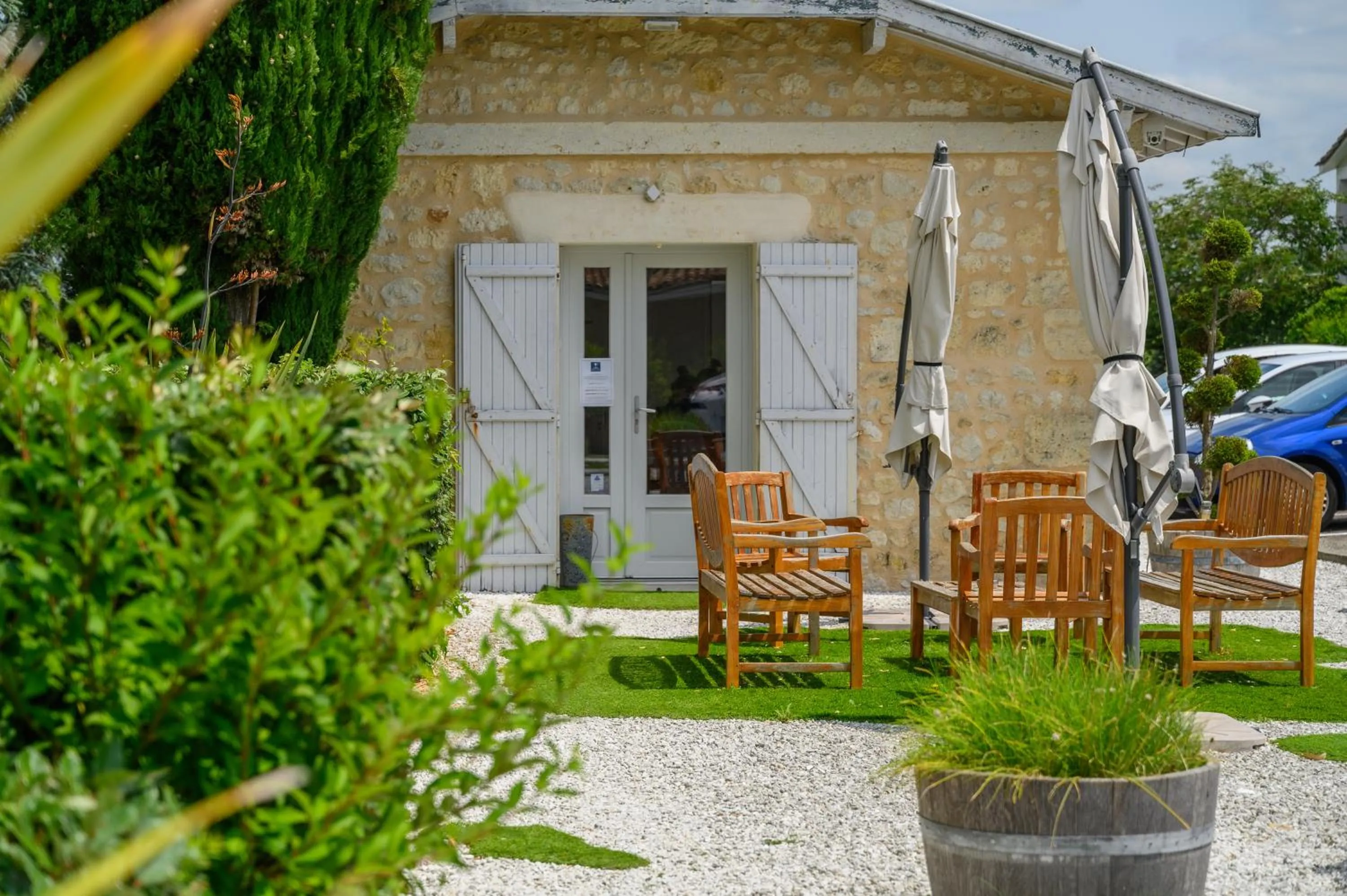 Patio in Pey La Tour - Logis Hôtels & Restaurant