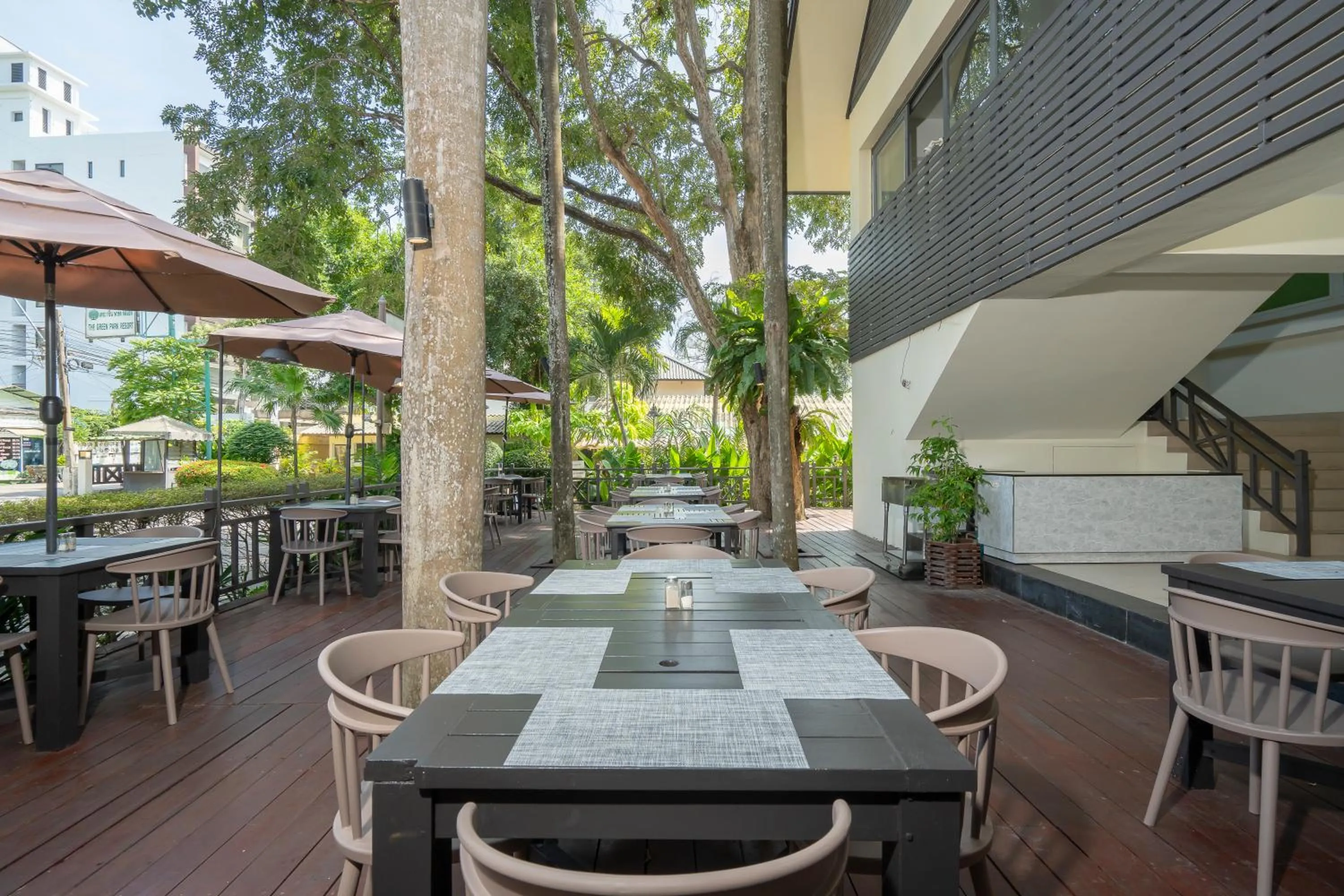 Restaurant/places to eat in The Green Park Resort