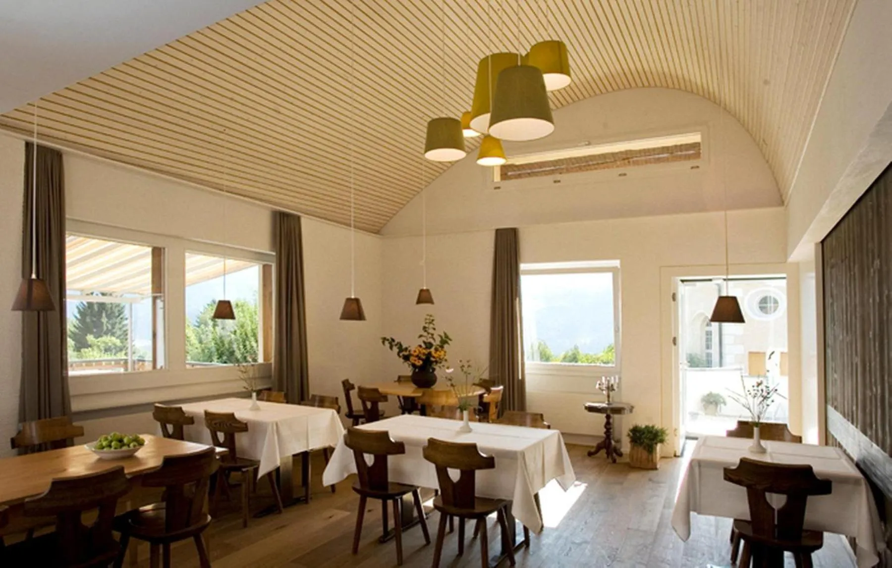 Restaurant/places to eat in Landhus Almens