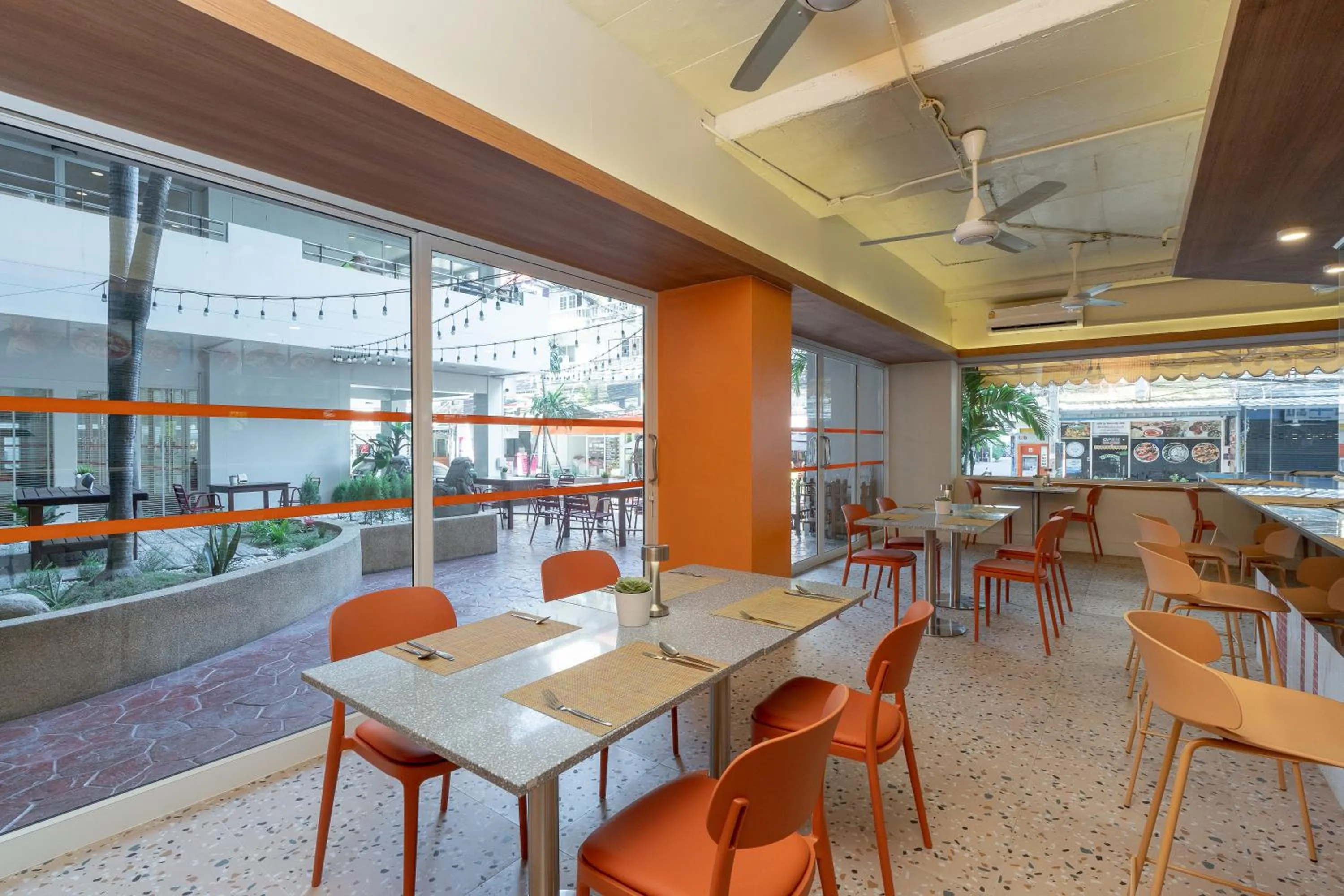 Restaurant/places to eat in Sunshine Hotel & Residences