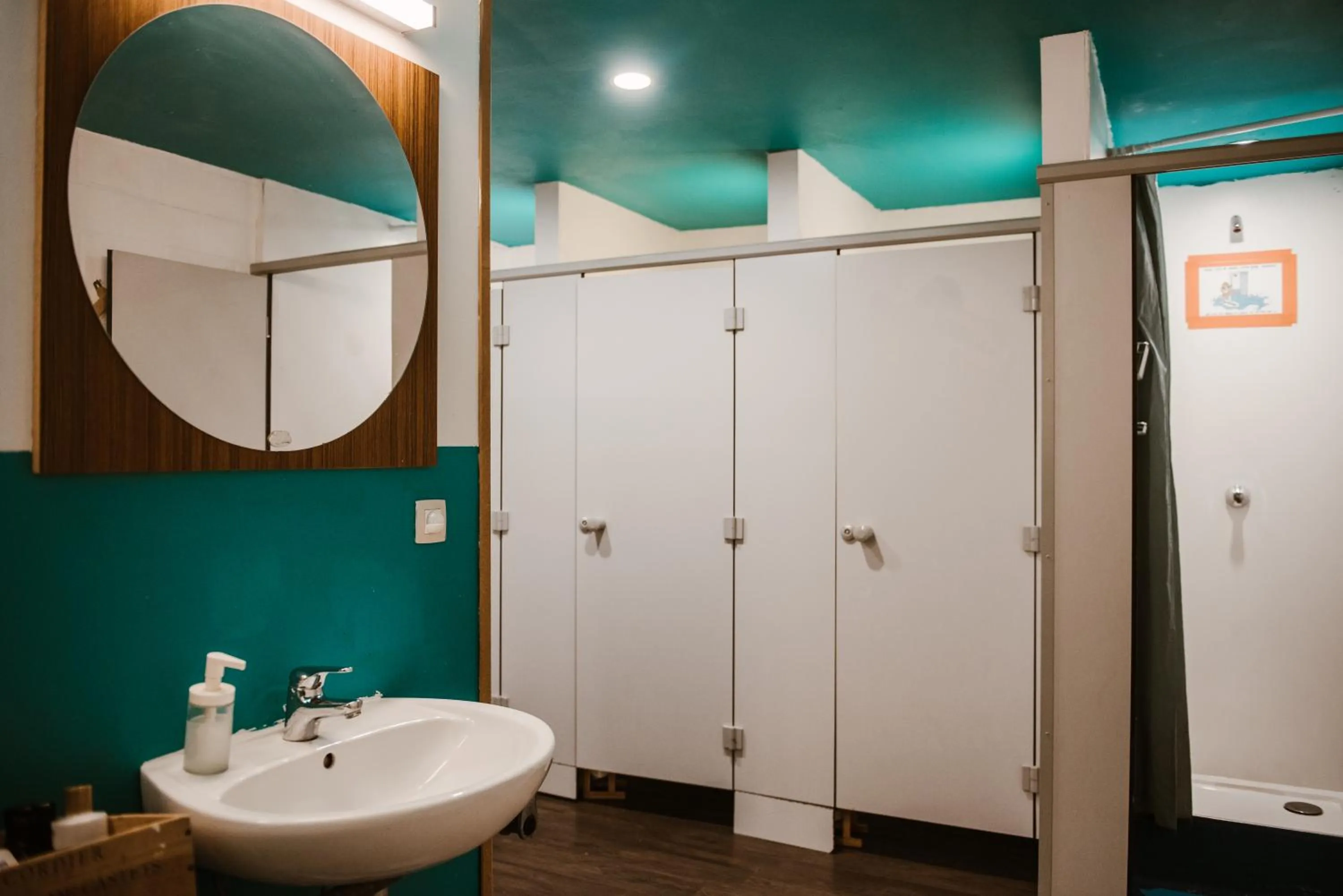 Shower in Treck Hostel