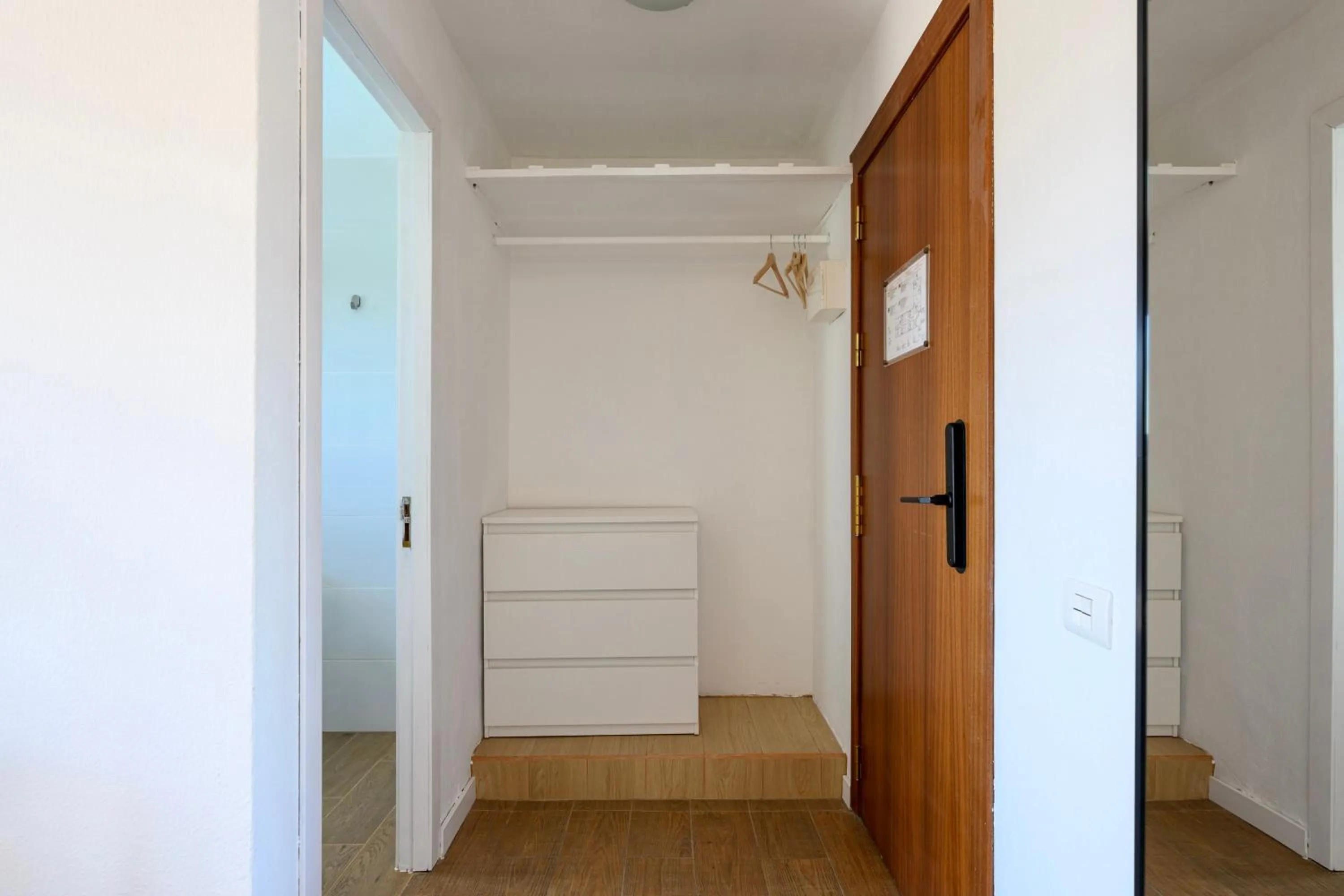 wardrobe in Bandama Golf Hotel by Airnest