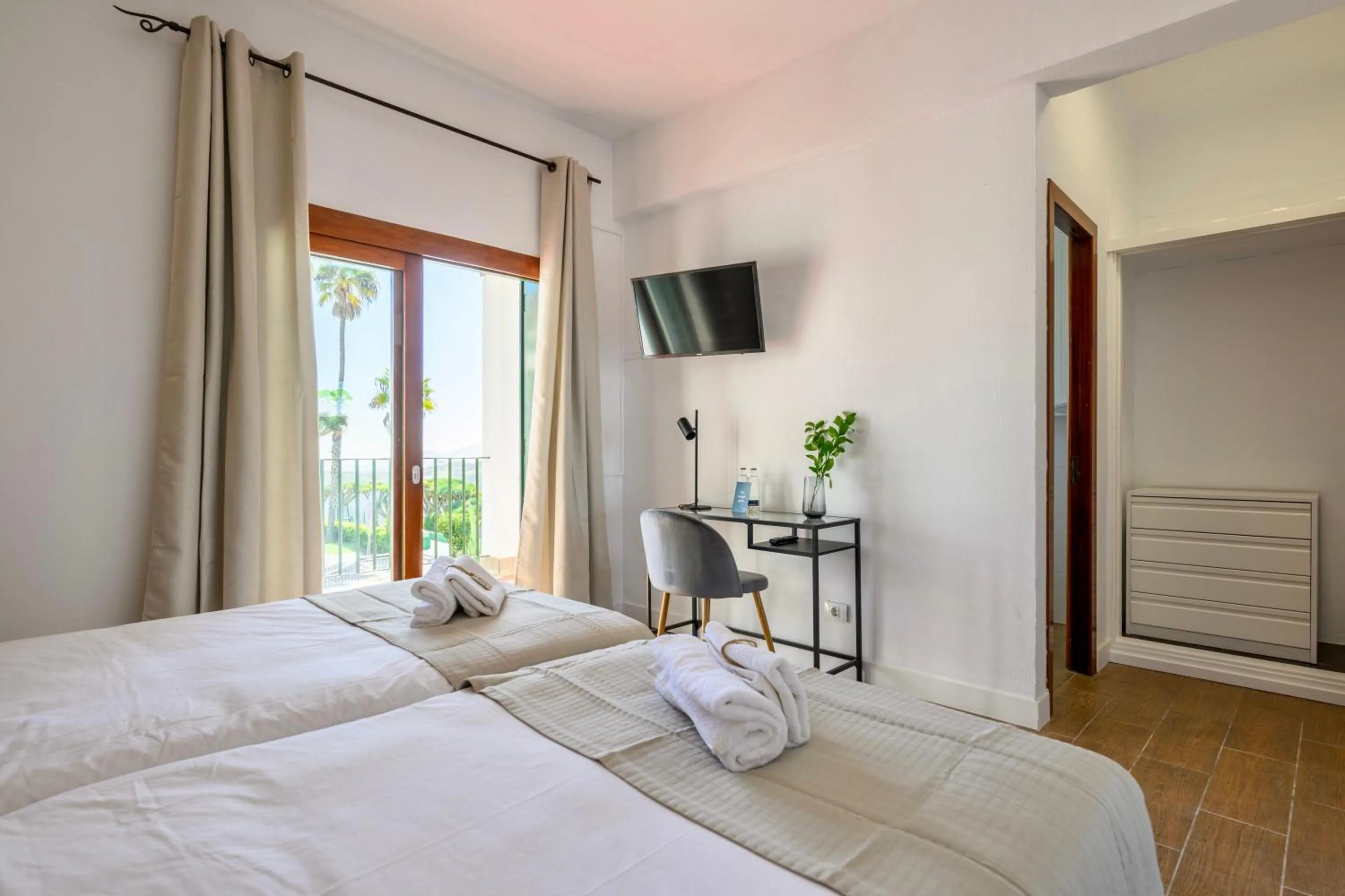 Bed in Bandama Golf Hotel by Airnest