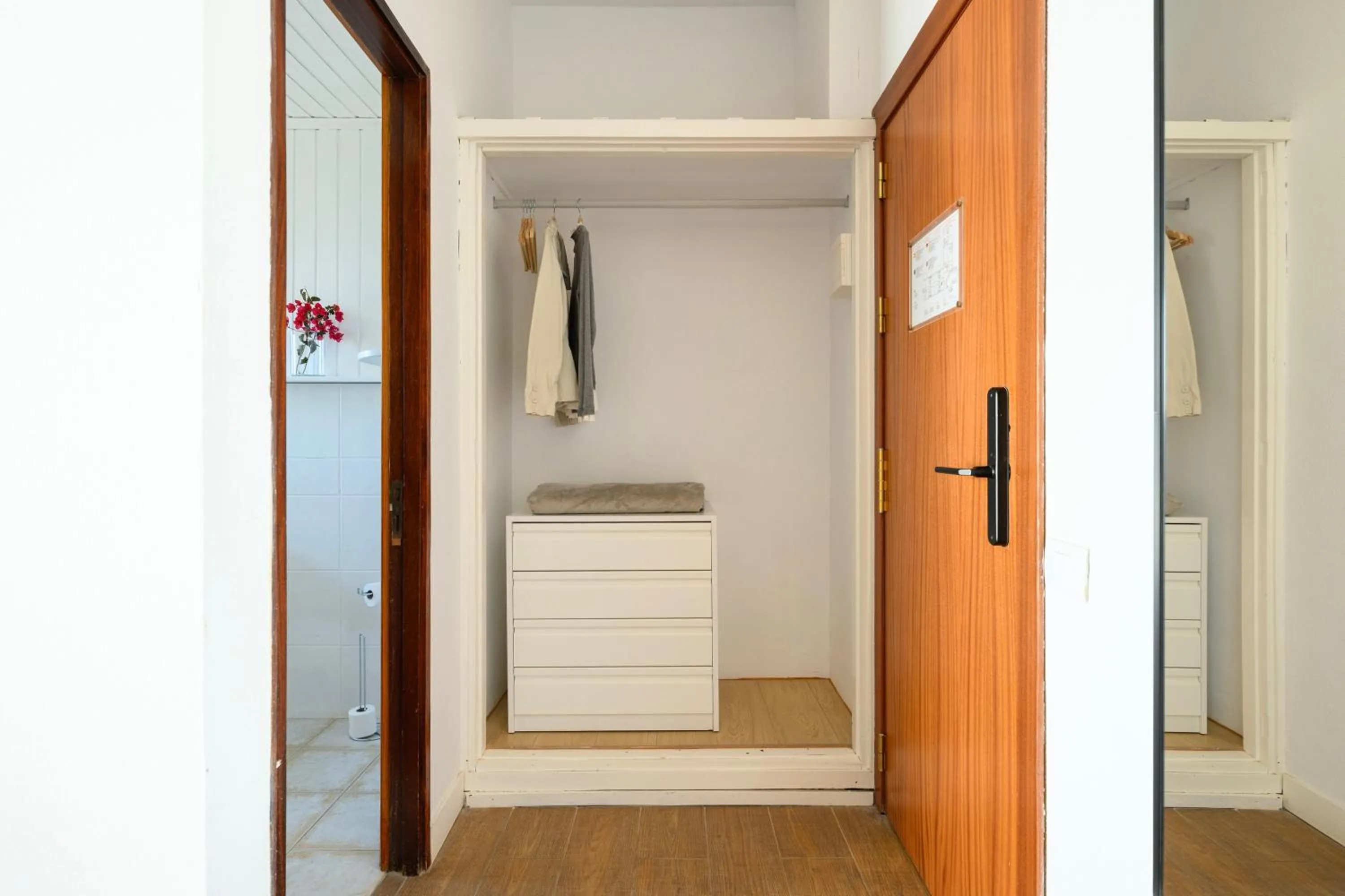 wardrobe in Bandama Golf Hotel by Airnest