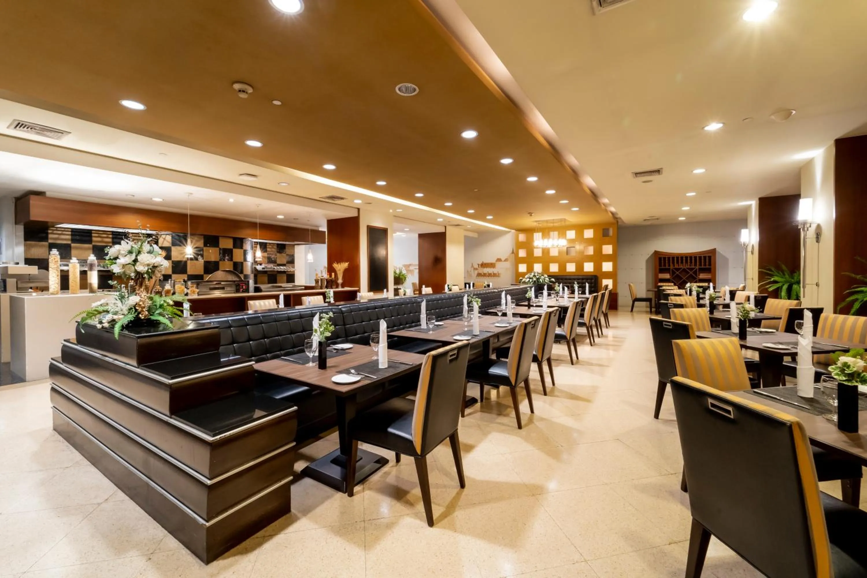 Restaurant/places to eat in Century Park Hotel