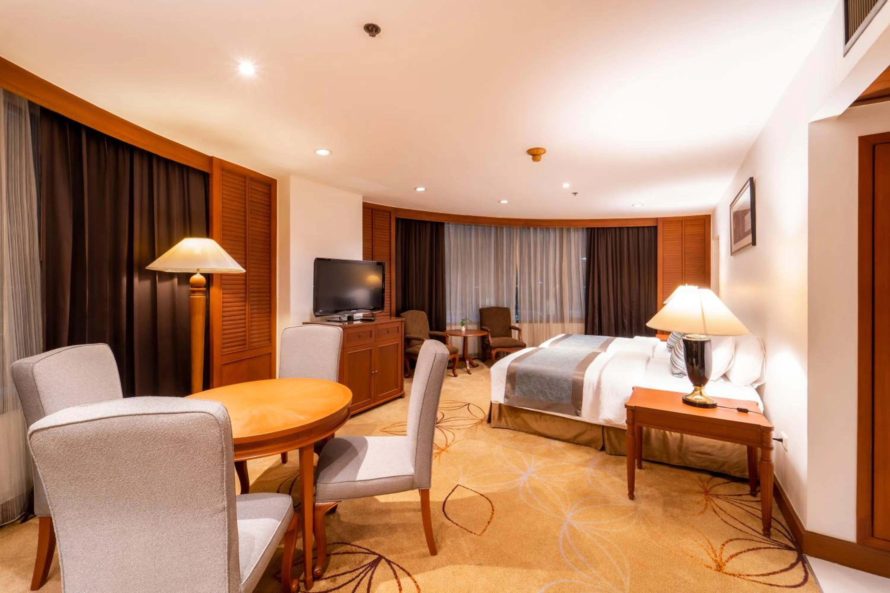 Bedroom, Bed in Century Park Hotel