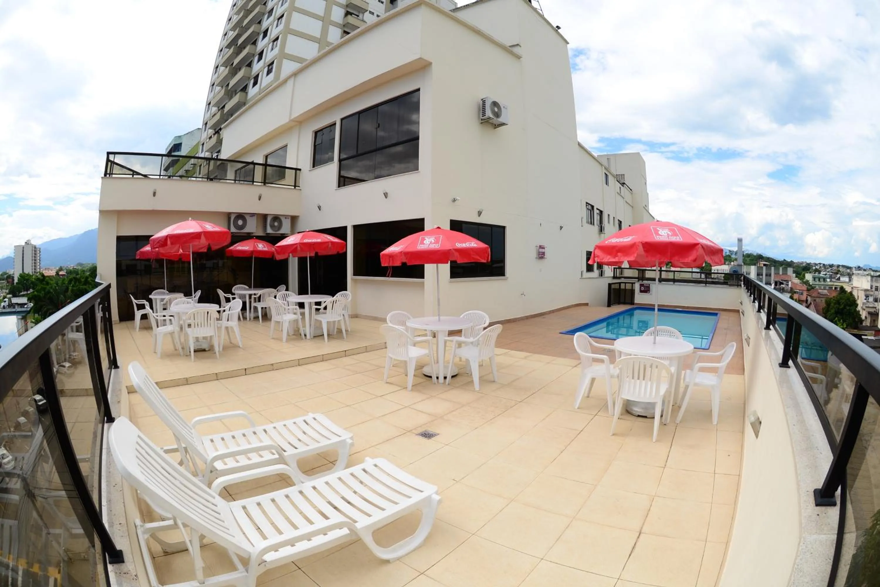 Swimming pool in River Park Hotel