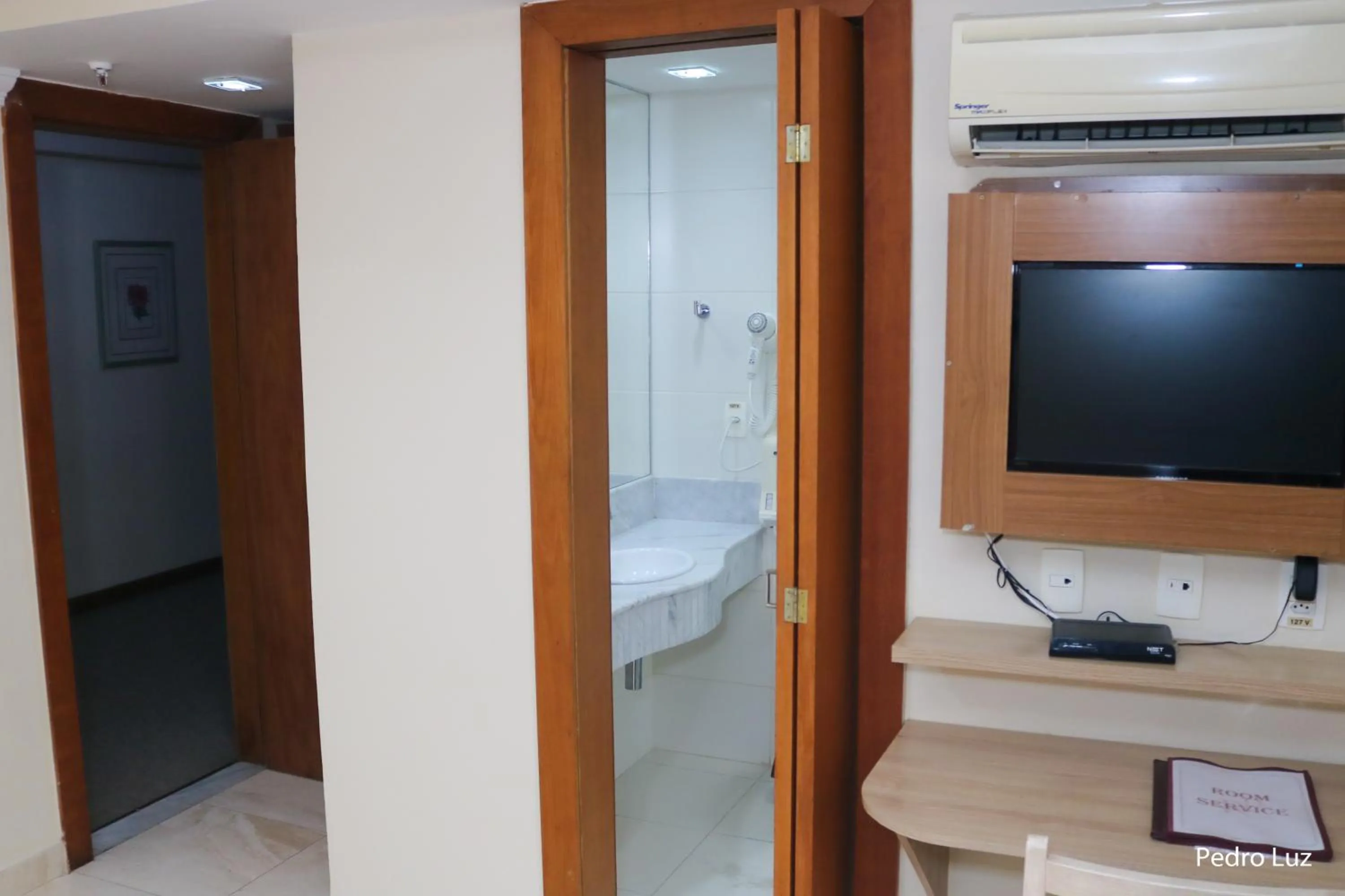 Bathroom, Bed in River Park Hotel