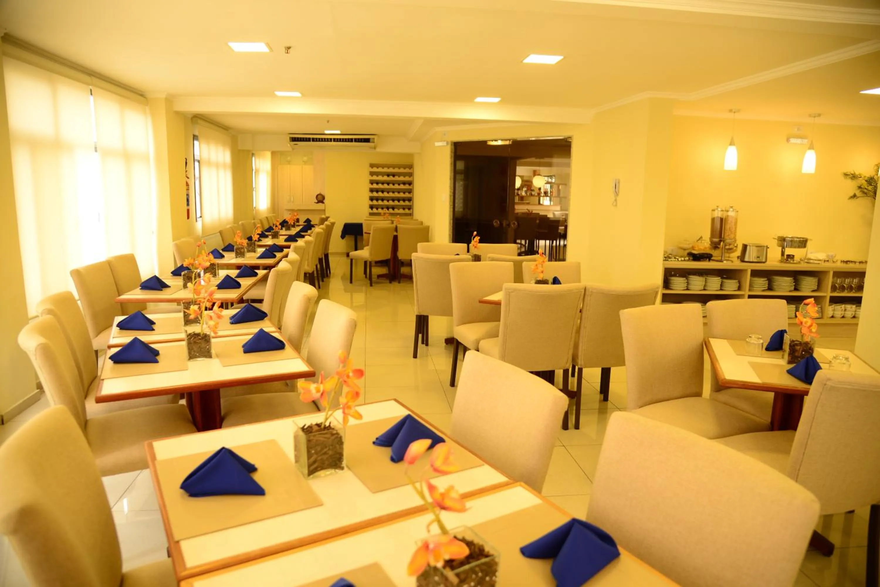 Restaurant/places to eat in River Park Hotel