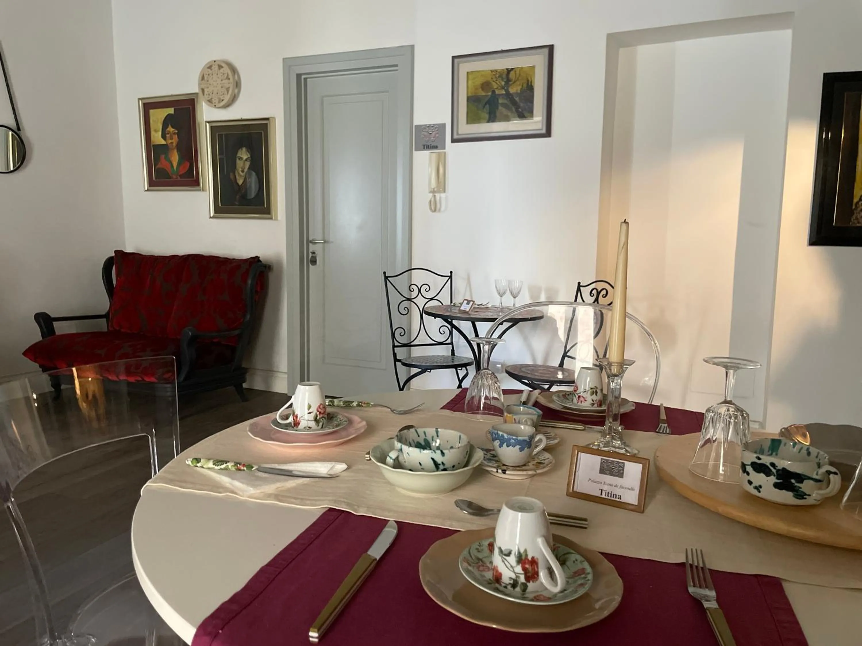 Seating area in Palazzo Siena De Facendis