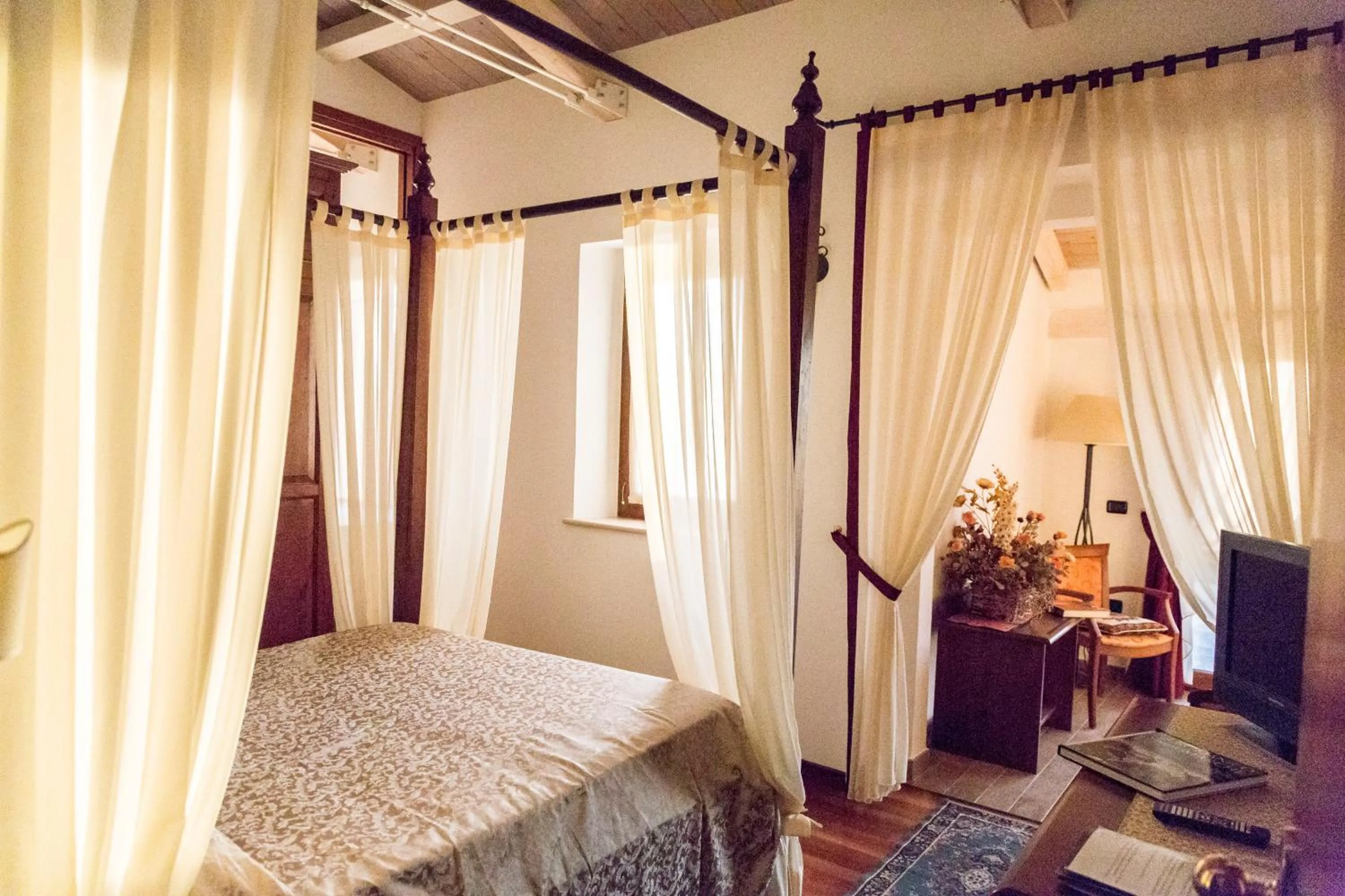 Bed in Colleverde Country House & SPA Urbino