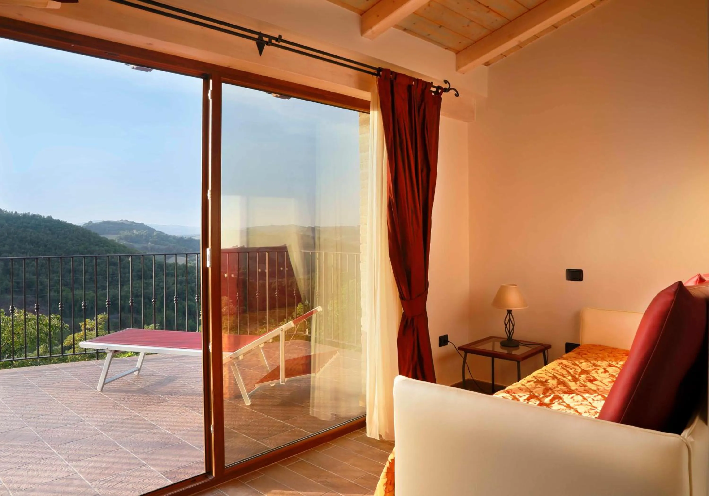 Garden view, Bed in Colleverde Country House & SPA Urbino