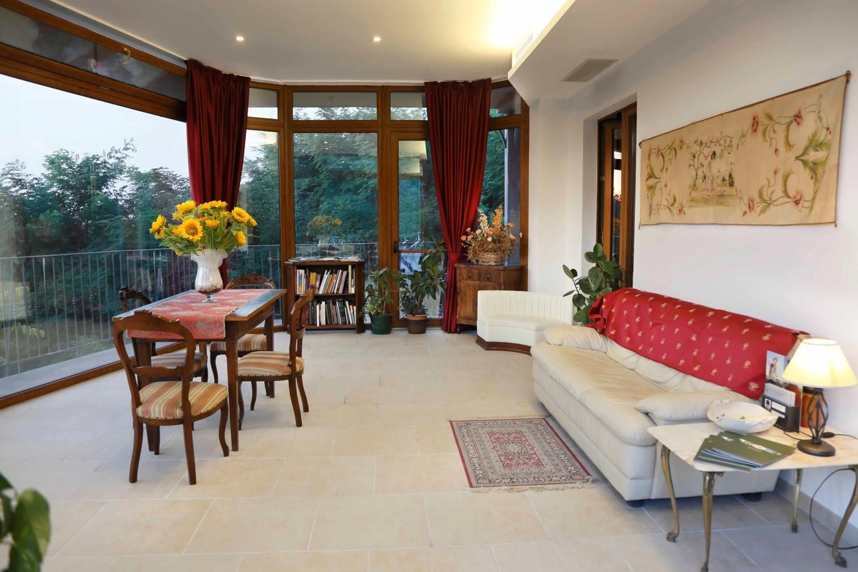 Communal lounge/ TV room in Colleverde Country House & SPA Urbino