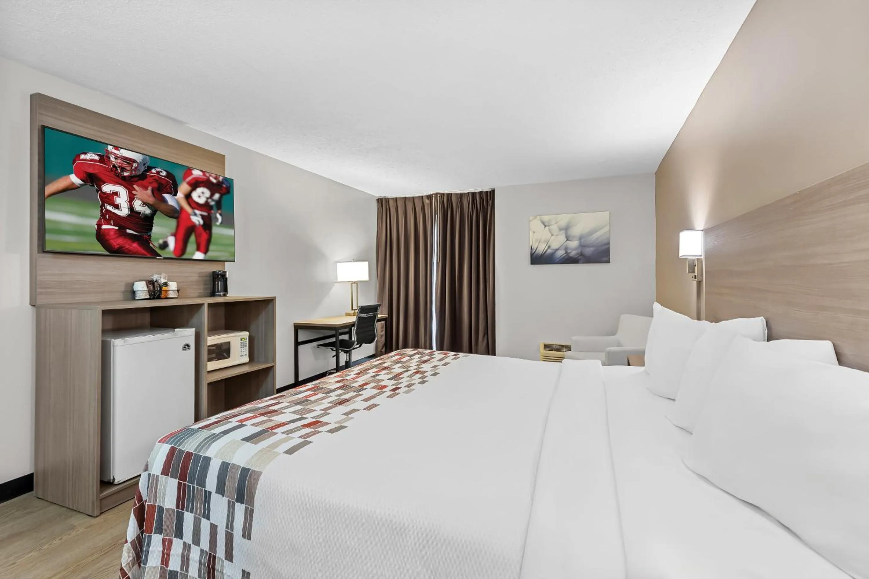 Bedroom, Bed in Red Roof Inn Cambridge, OH