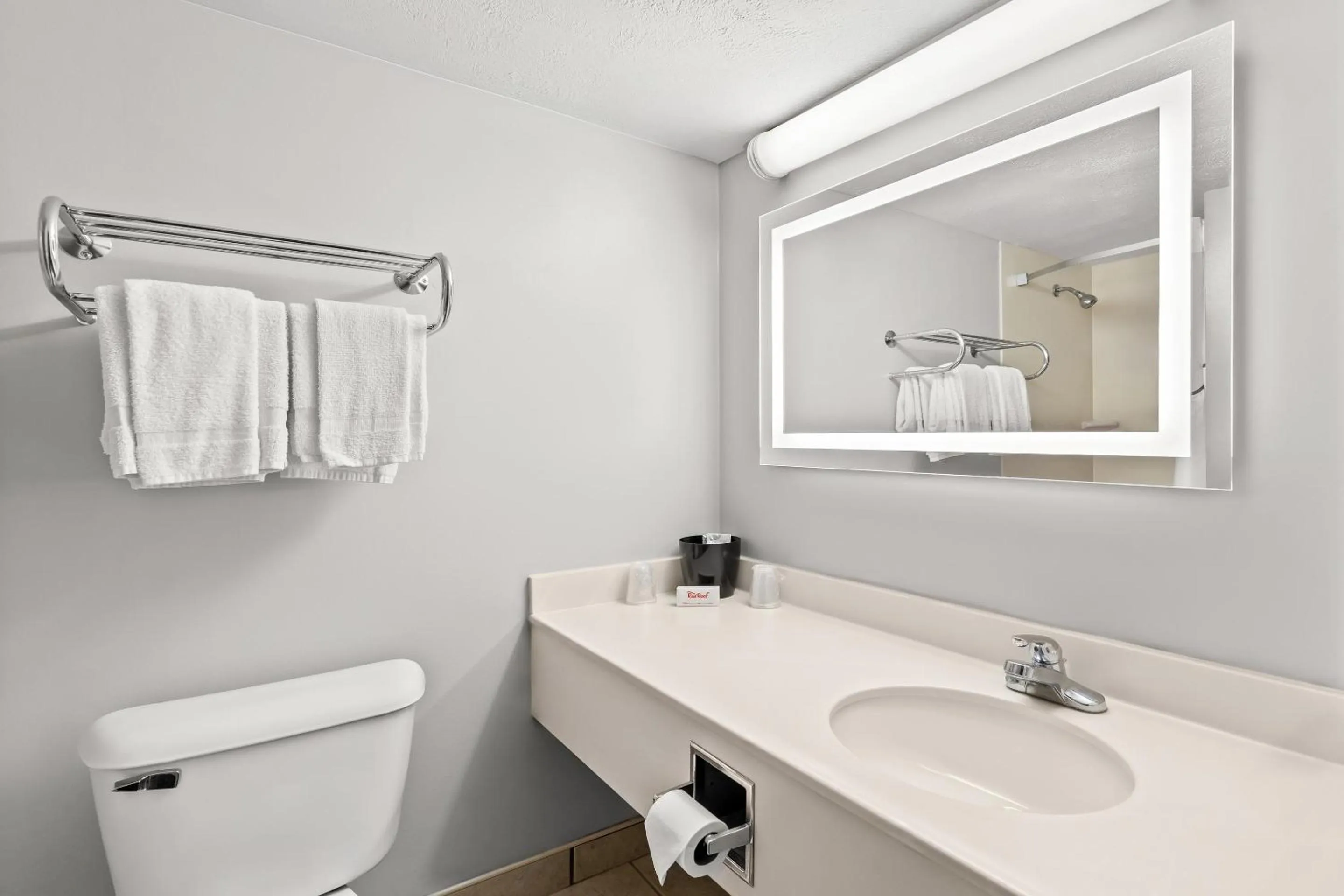 Bathroom in Red Roof Inn Cambridge, OH