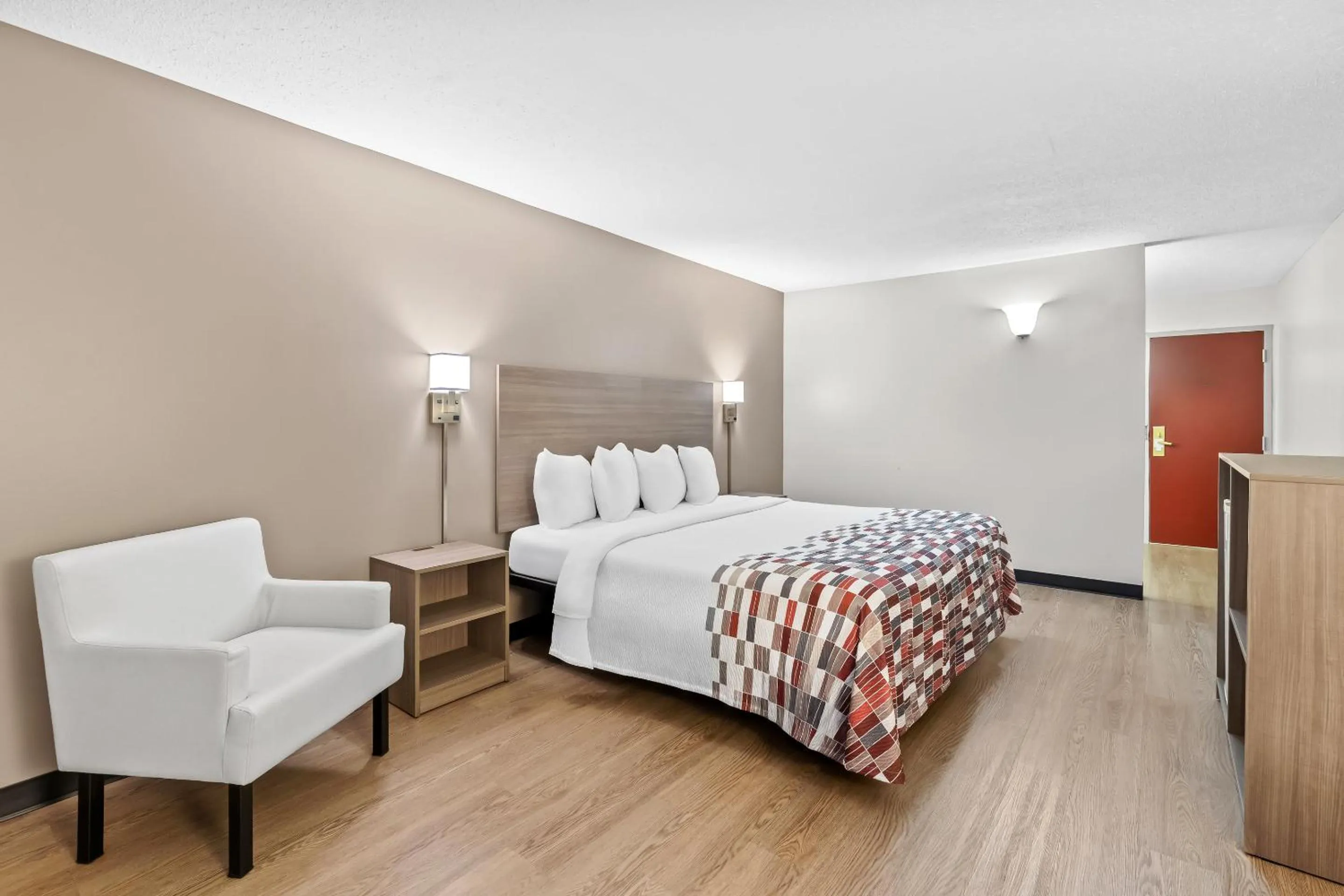 Bedroom, Bed in Red Roof Inn Cambridge, OH