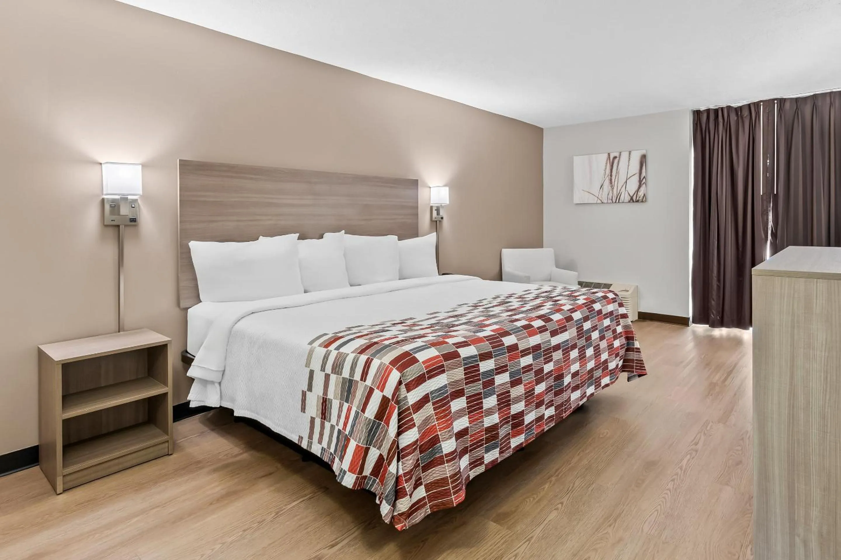 Bedroom, Bed in Red Roof Inn Cambridge, OH