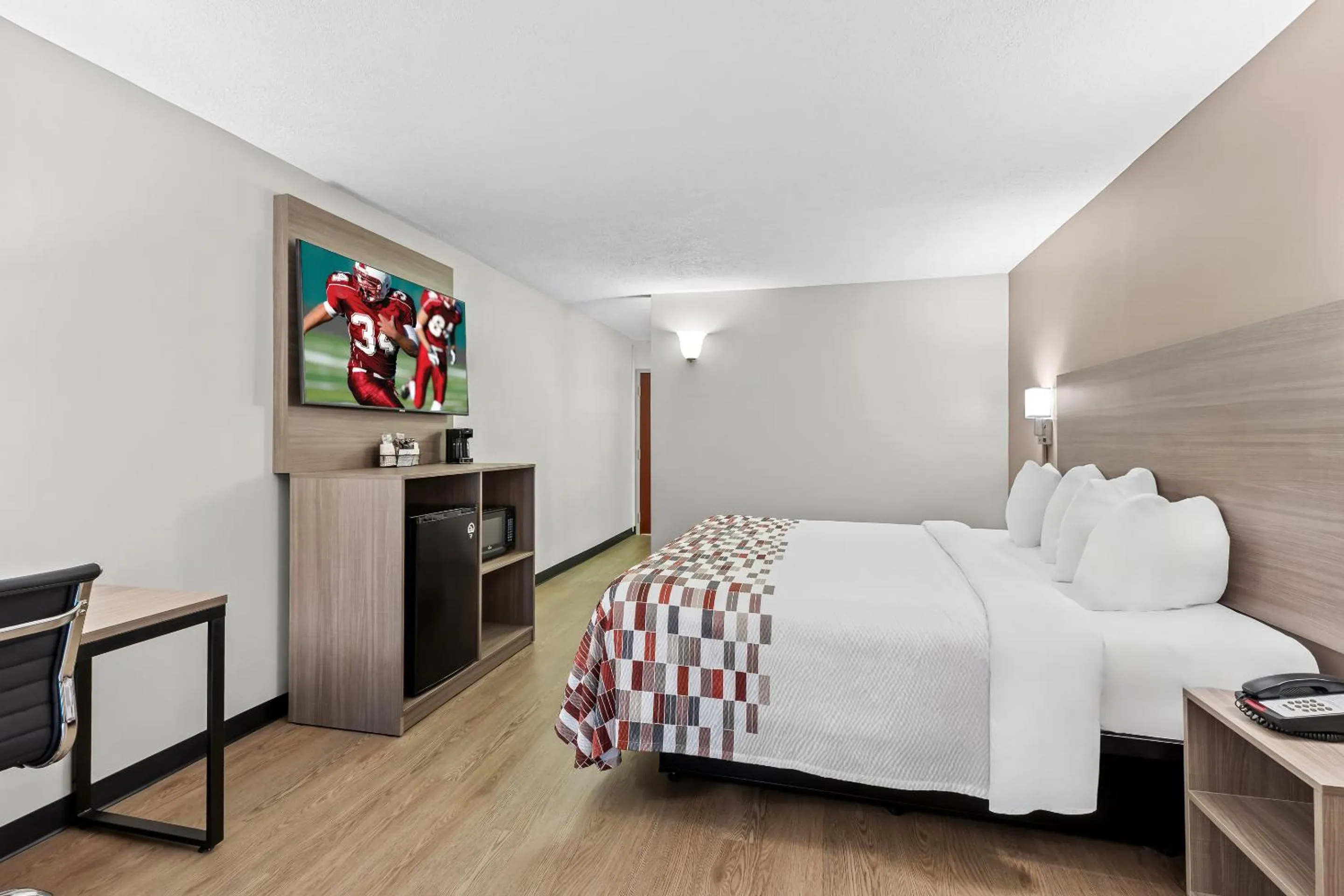 Bedroom, Bed in Red Roof Inn Cambridge, OH