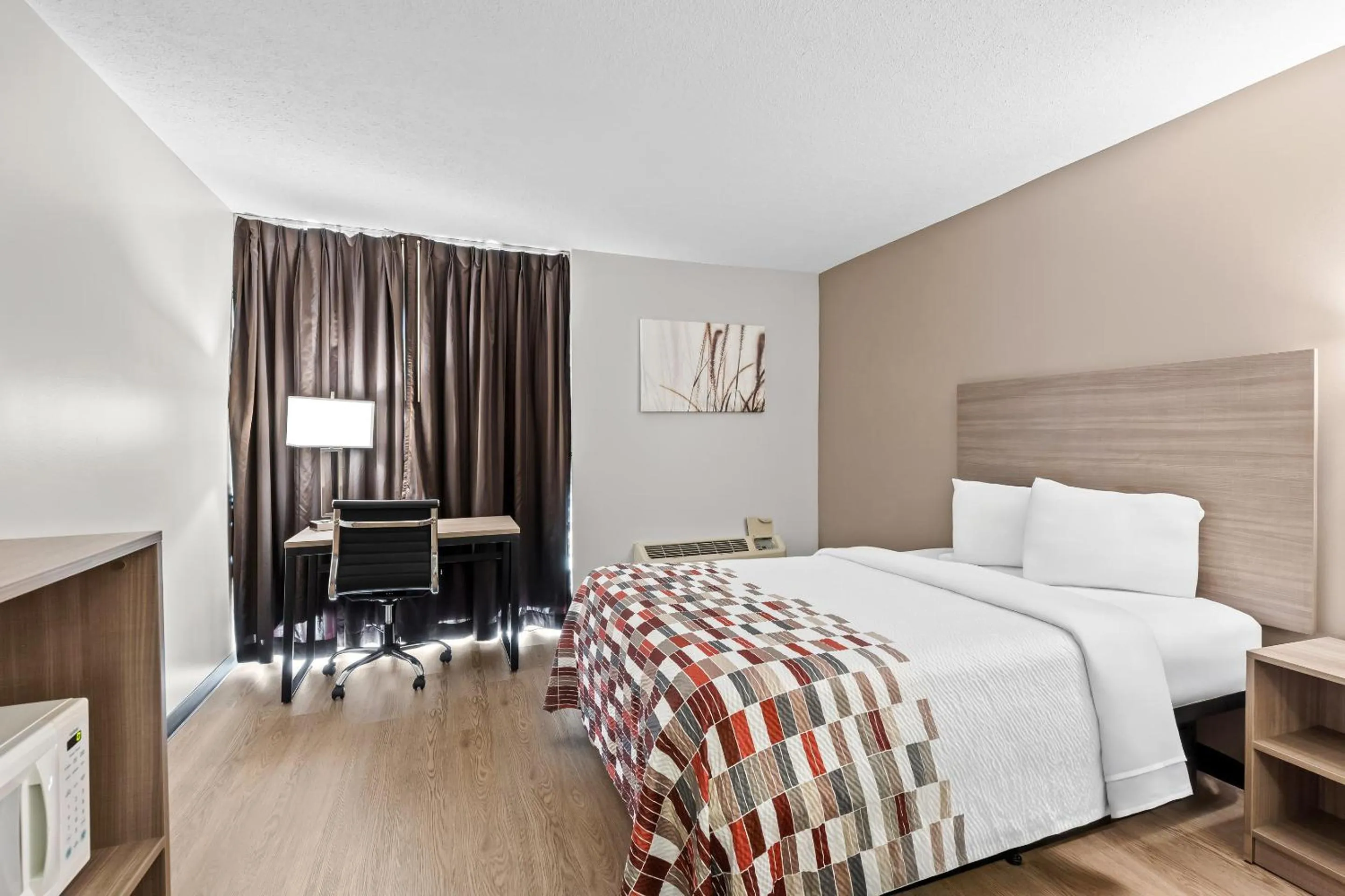 Bedroom, Bed in Red Roof Inn Cambridge, OH