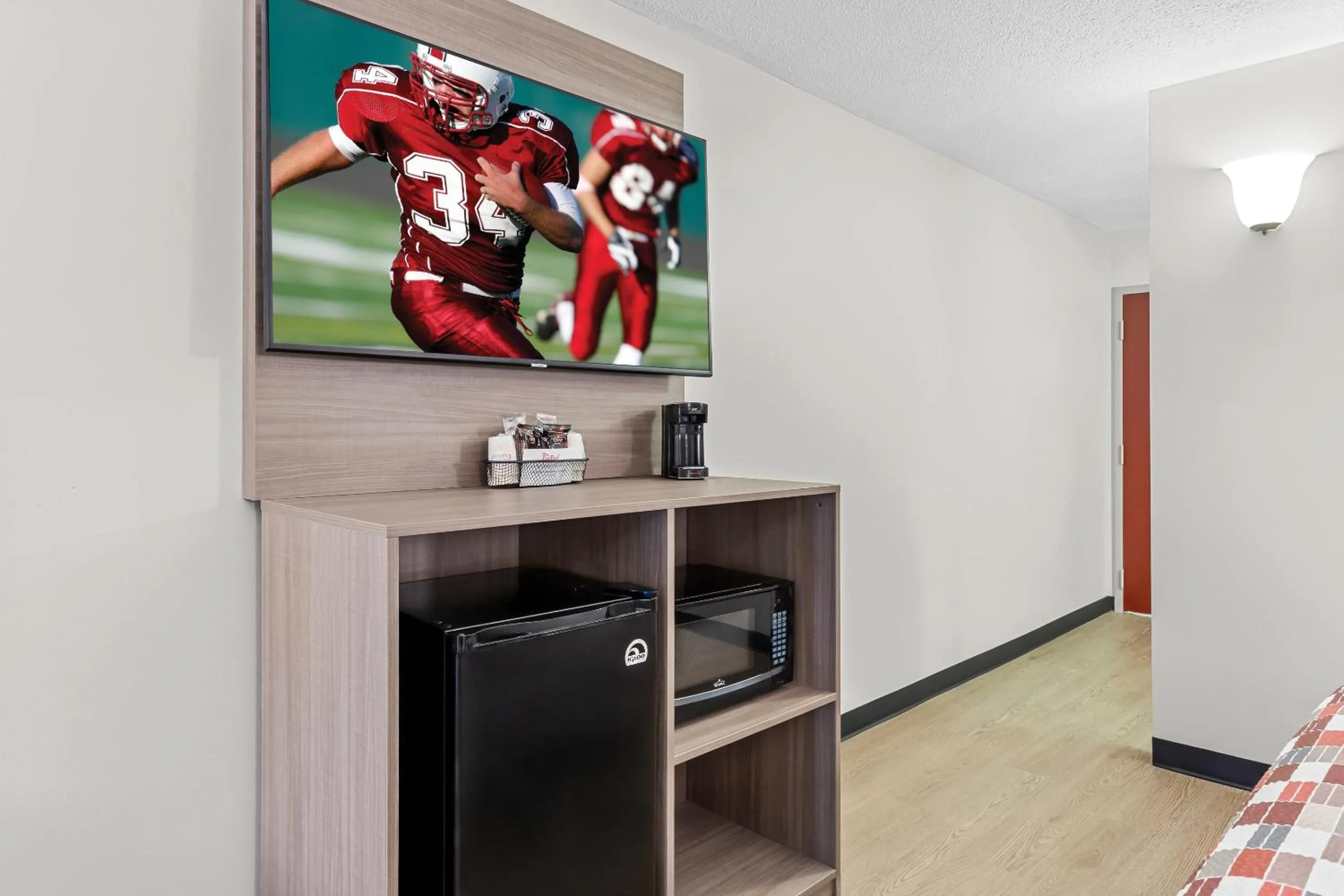 Bedroom in Red Roof Inn Cambridge, OH