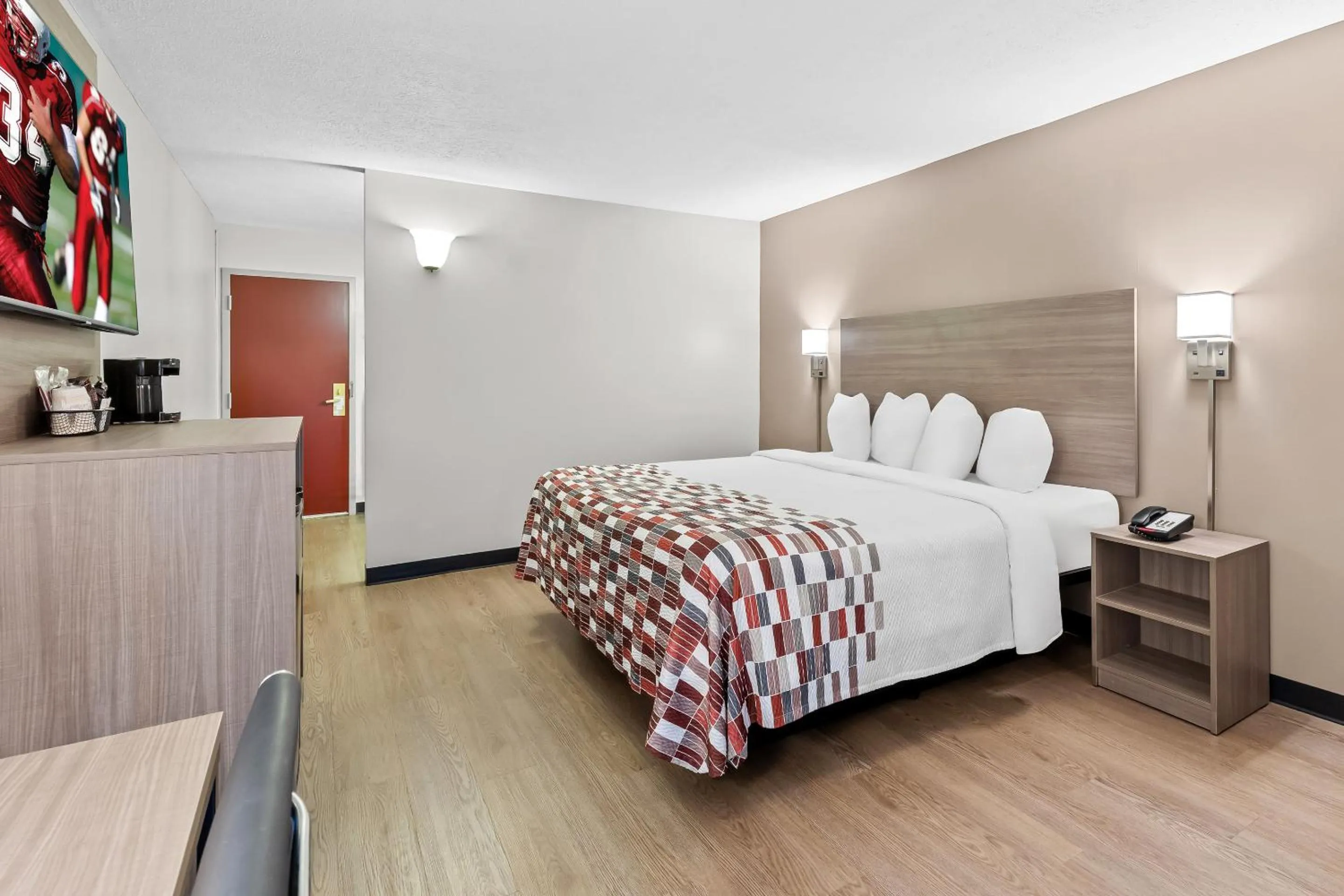 Bedroom, Bed in Red Roof Inn Cambridge, OH