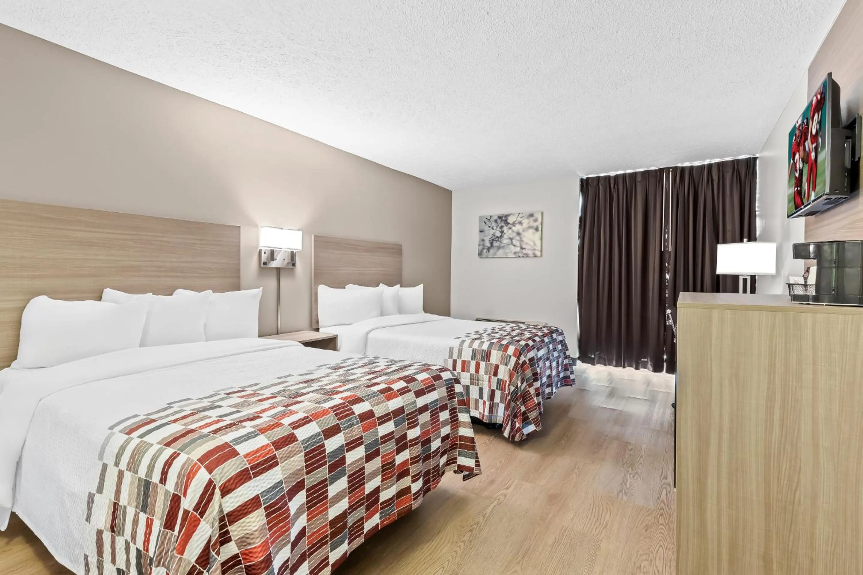 Bedroom, Bed in Red Roof Inn Cambridge, OH