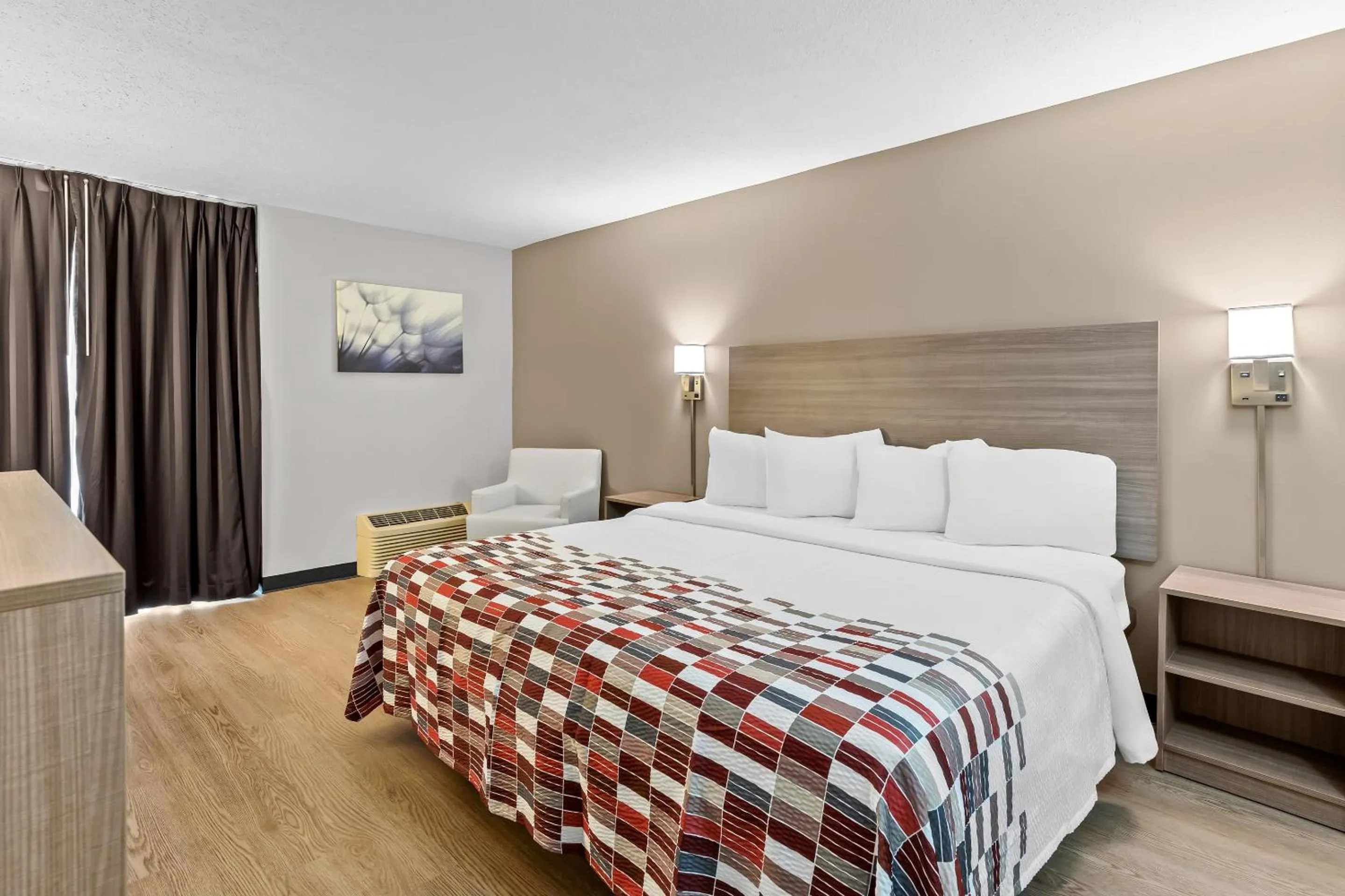 Bedroom, Bed in Red Roof Inn Cambridge, OH