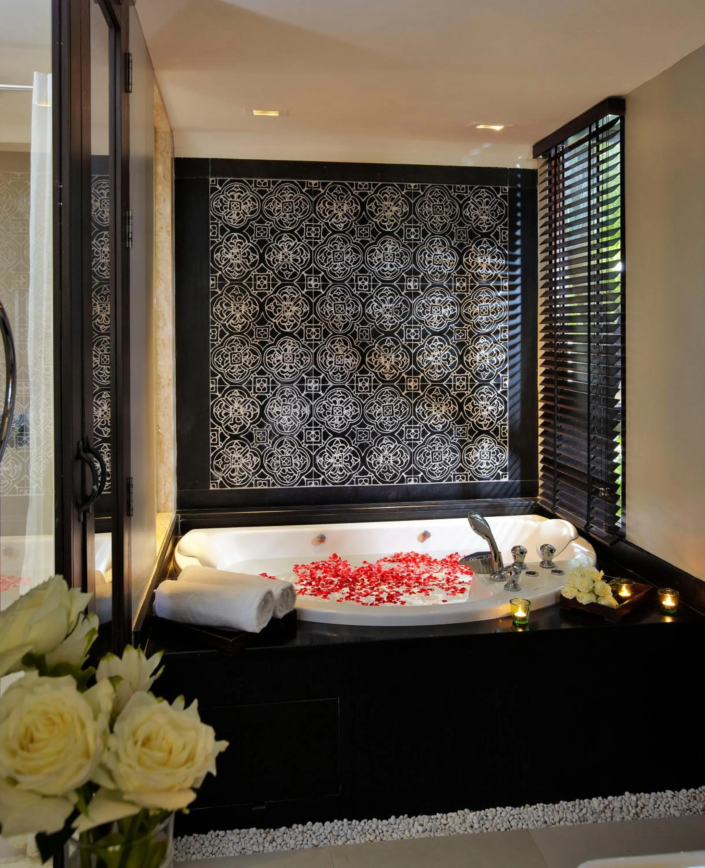 Bathroom, Bed in Sareeraya Villas & Suites