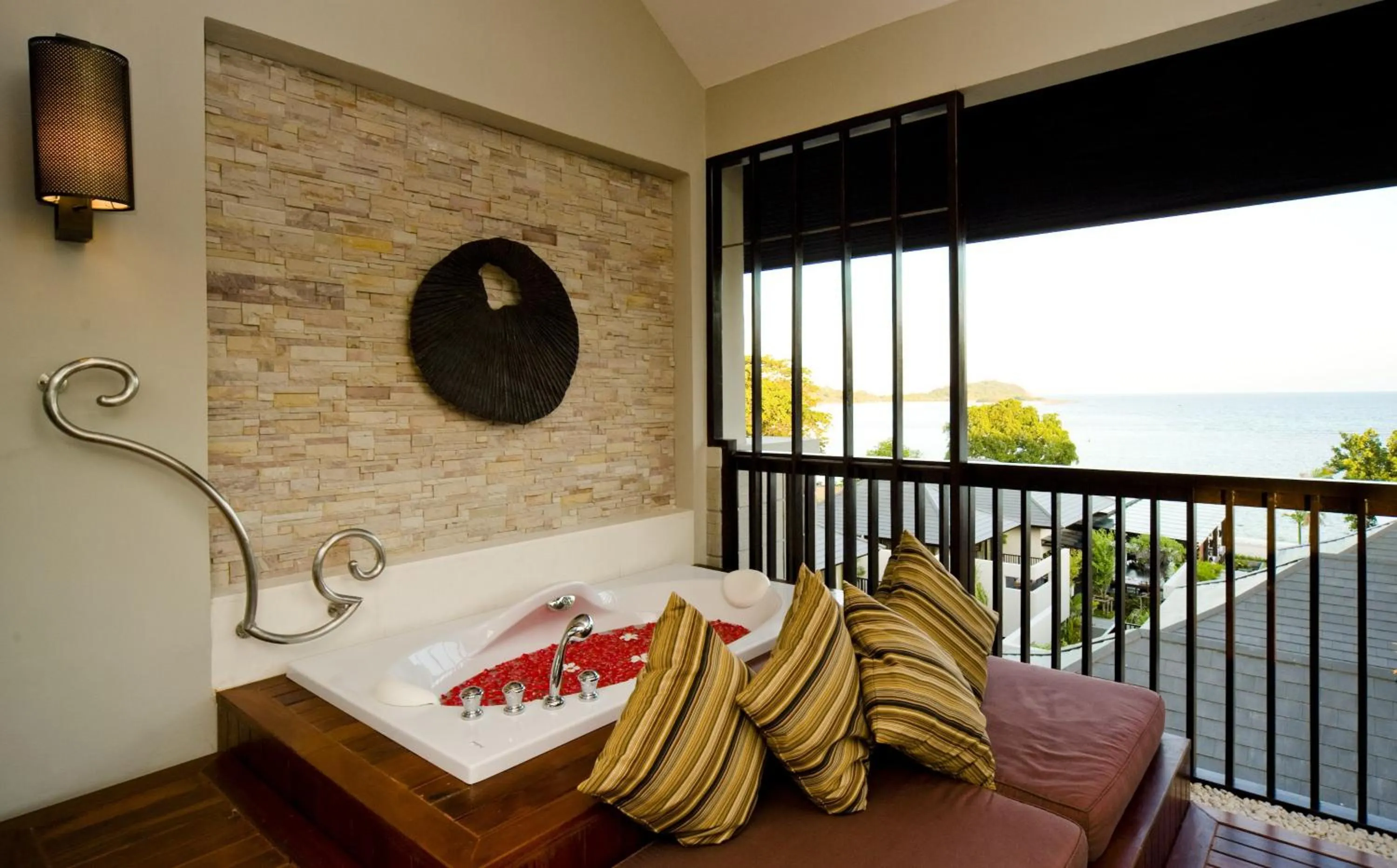 Balcony/Terrace, Bed in Sareeraya Villas & Suites