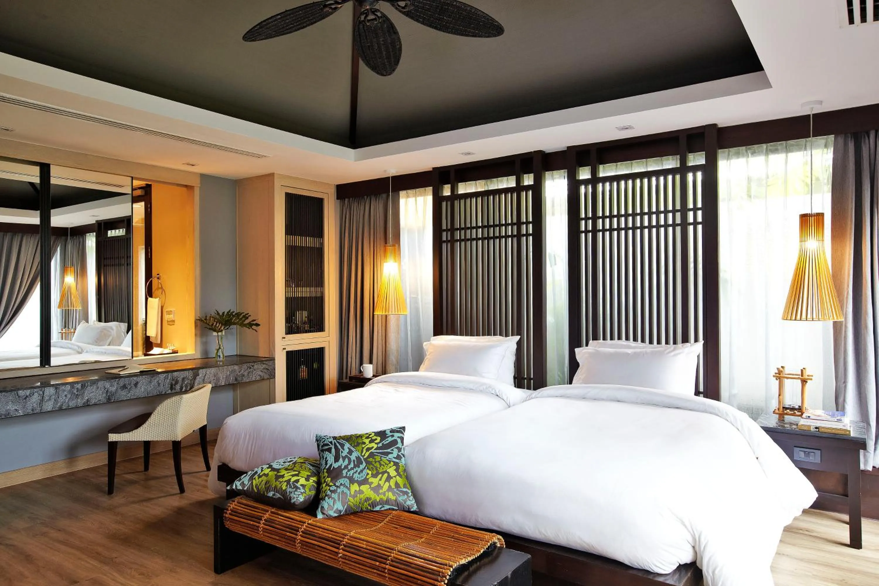 Bed in Sareeraya Villas & Suites