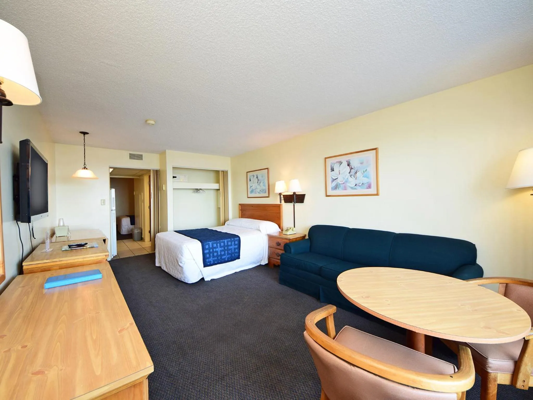 Seating area, Bed in Holiday Sands South