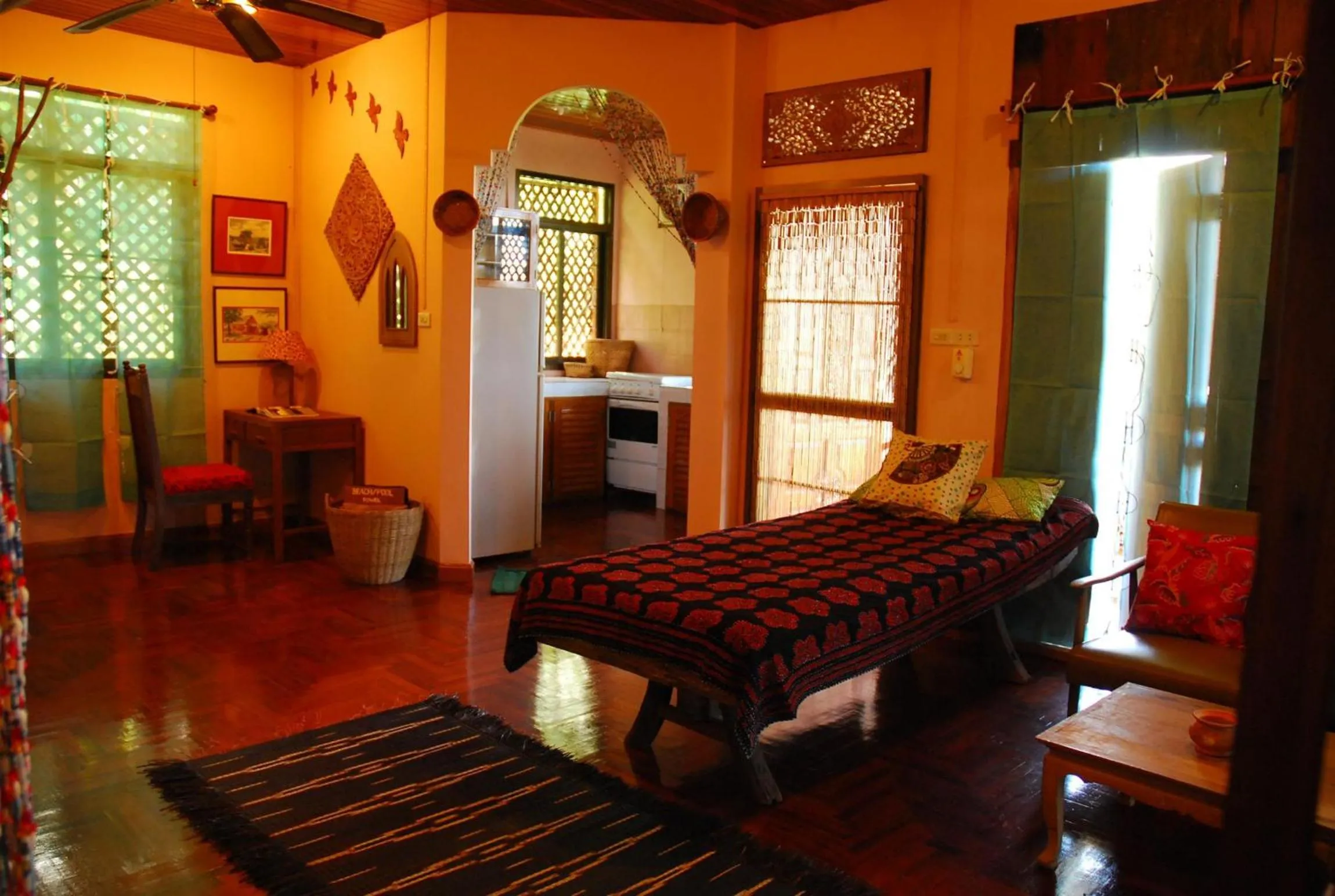 Seating area, Bed in Varinda Resort