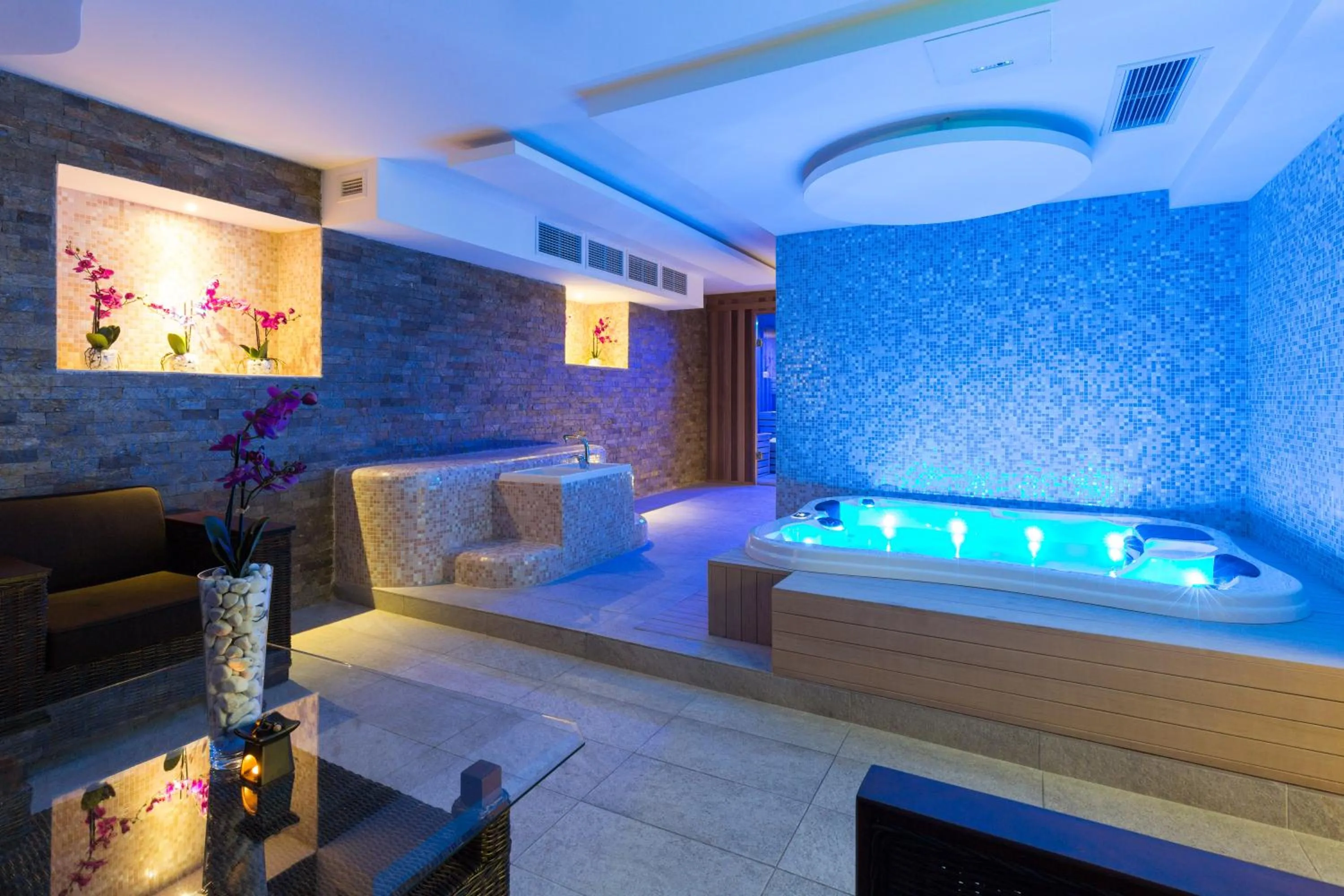 Hot Tub in Hotel City Savoy