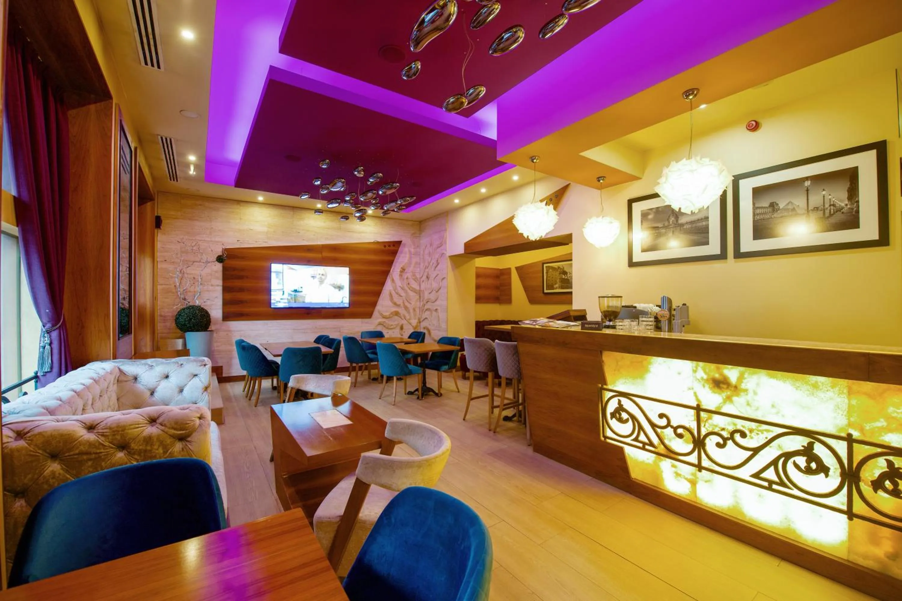 Restaurant/places to eat in Hotel City Savoy