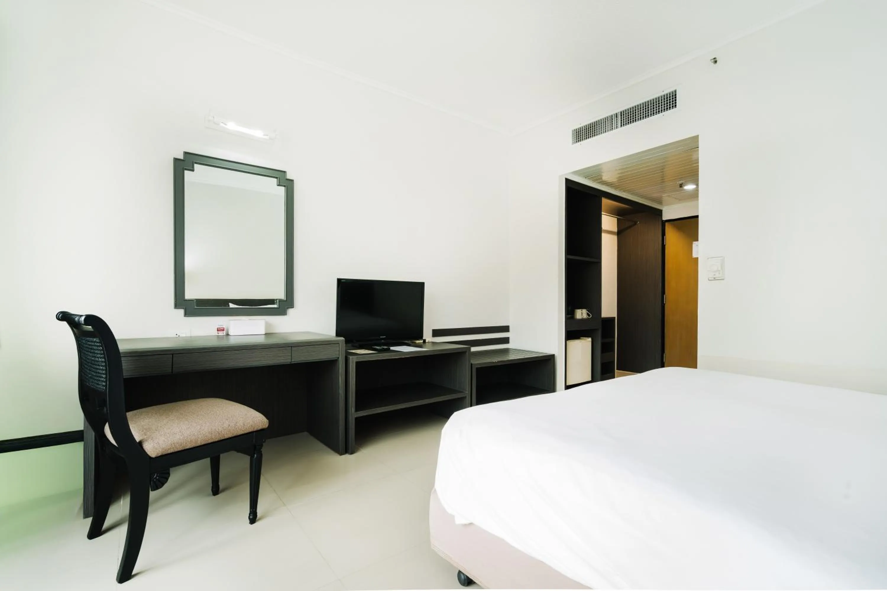 Photo of the whole room, Bed in Pinnacle Lumpini Park Hotel
