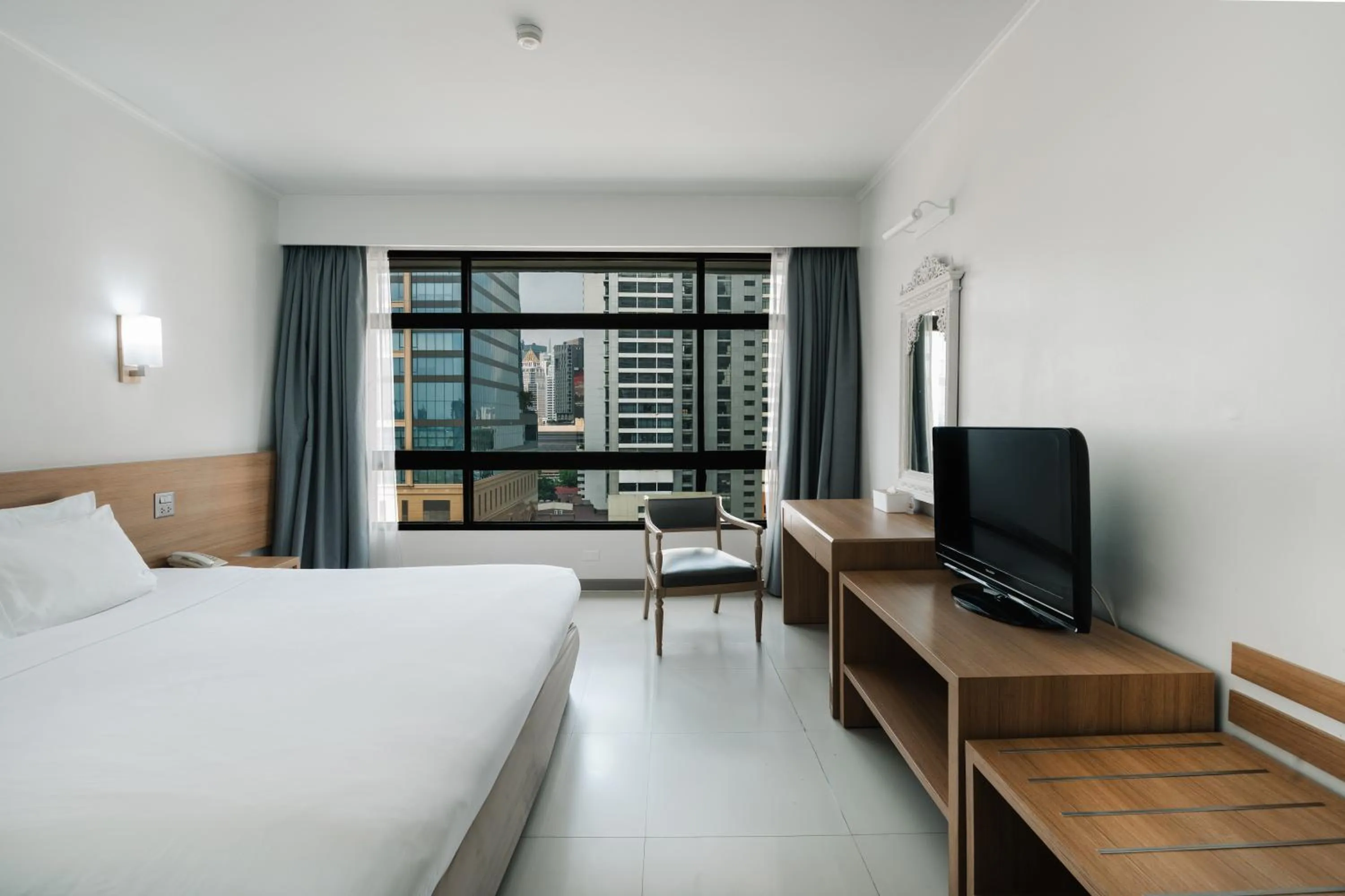 Photo of the whole room, Bed in Pinnacle Lumpini Park Hotel