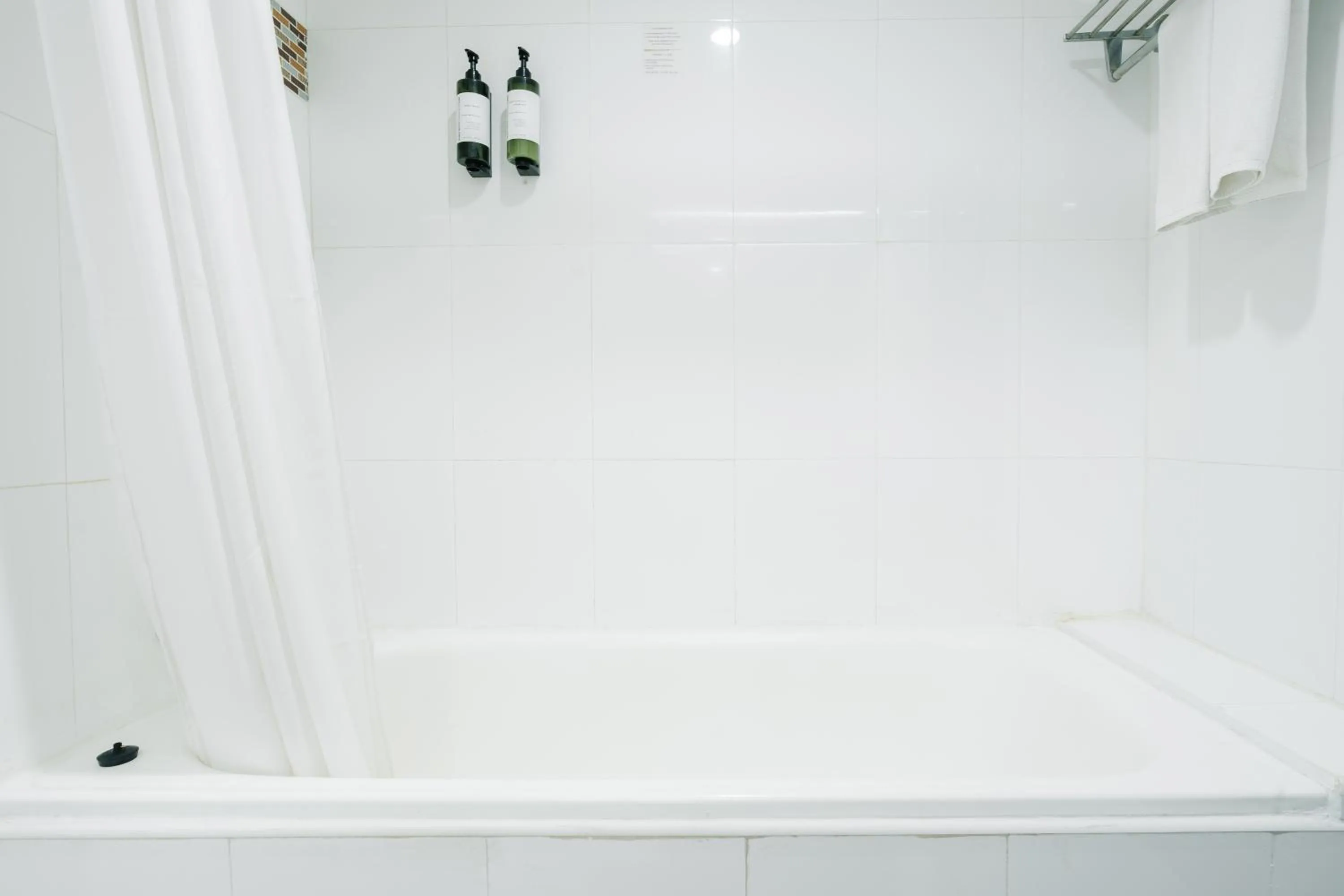 Bath in Pinnacle Lumpini Park Hotel